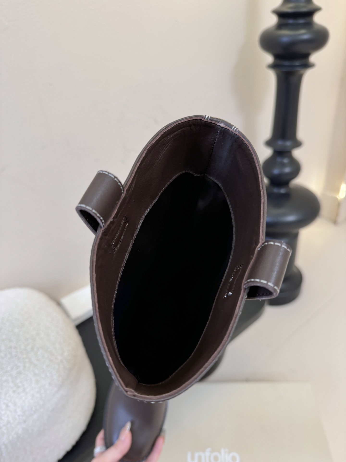 unfoli*秋冬复古新款骑士靴鞋身带有金属扣带设计，为整体造型增添了时尚感与设计感，同时也起到了装饰和