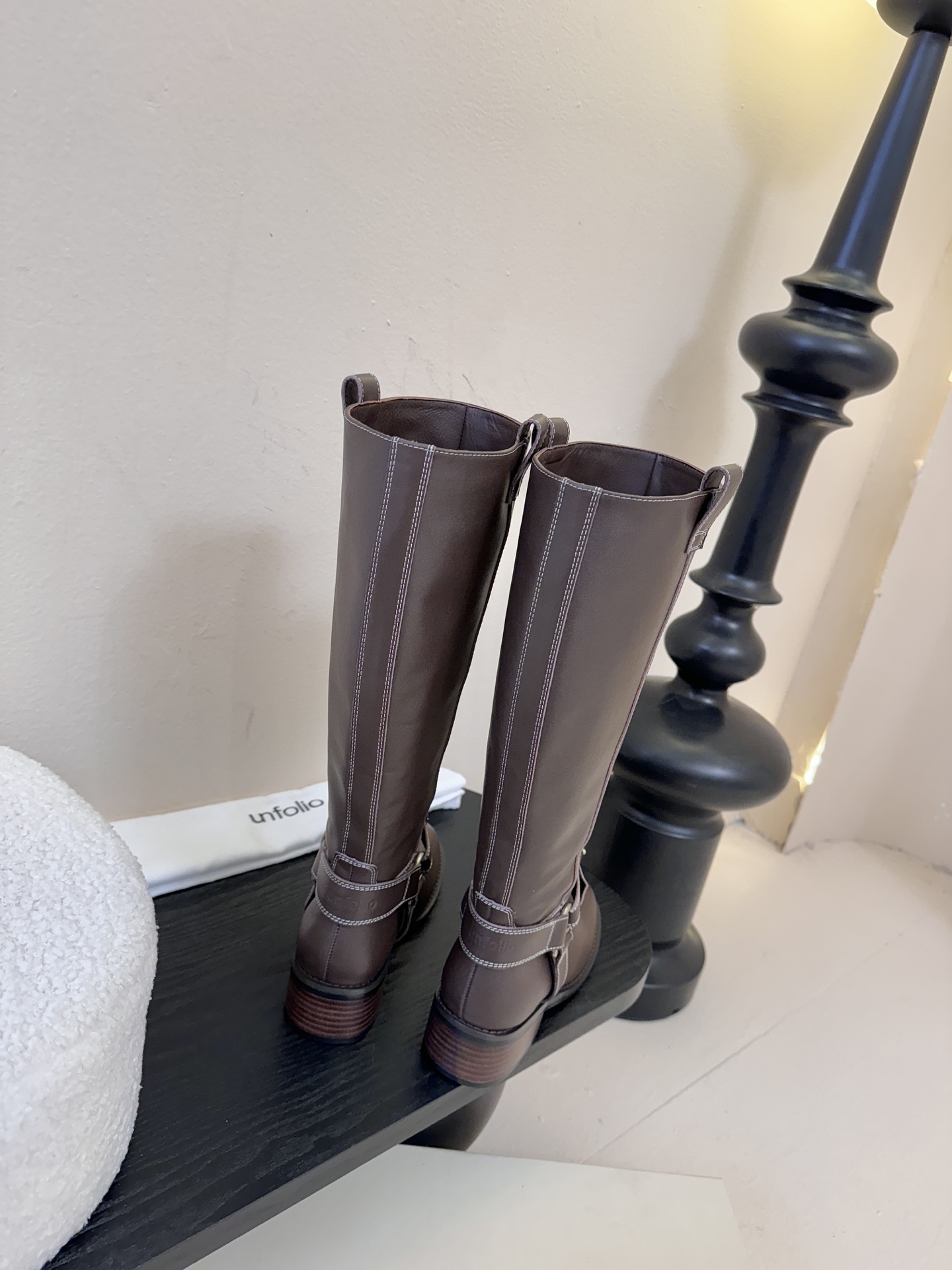 unfoli*秋冬复古新款骑士靴鞋身带有金属扣带设计，为整体造型增添了时尚感与设计感，同时也起到了装饰和