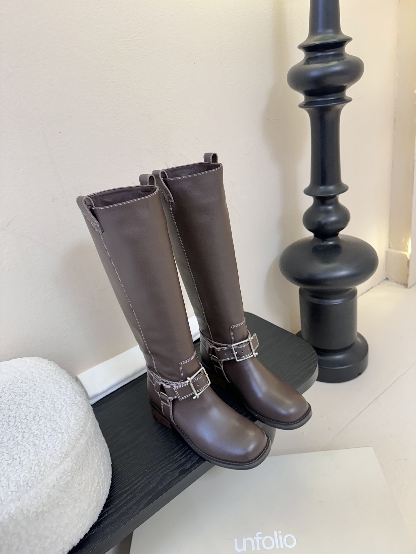 unfoli*秋冬复古新款骑士靴鞋身带有金属扣带设计，为整体造型增添了时尚感与设计感，同时也起到了装饰和