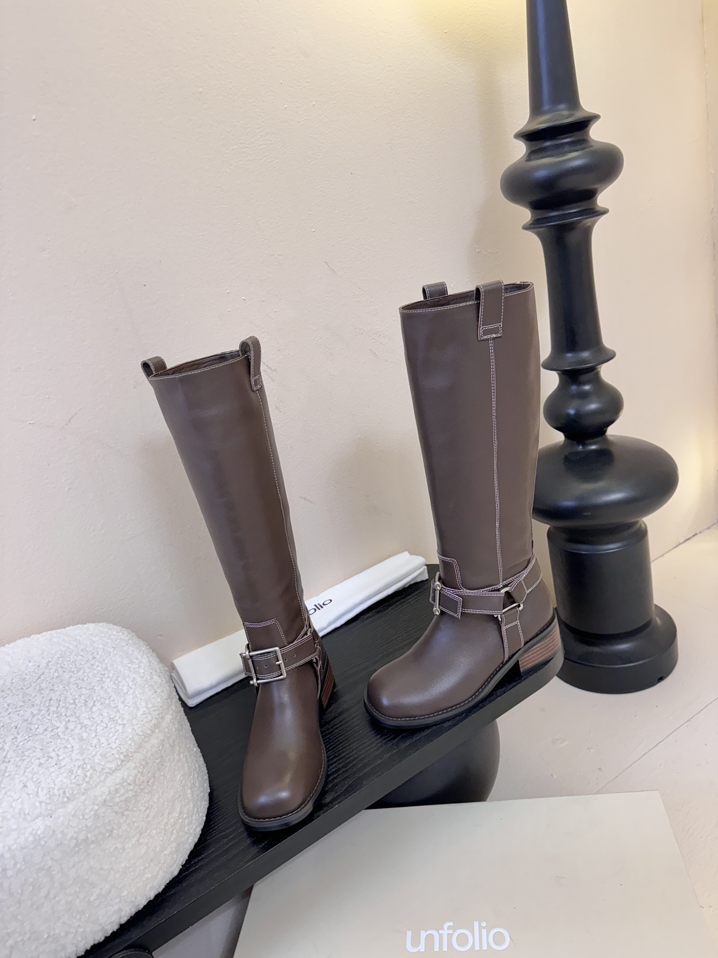 unfoli*秋冬复古新款骑士靴鞋身带有金属扣带设计，为整体造型增添了时尚感与设计感，同时也起到了装饰和