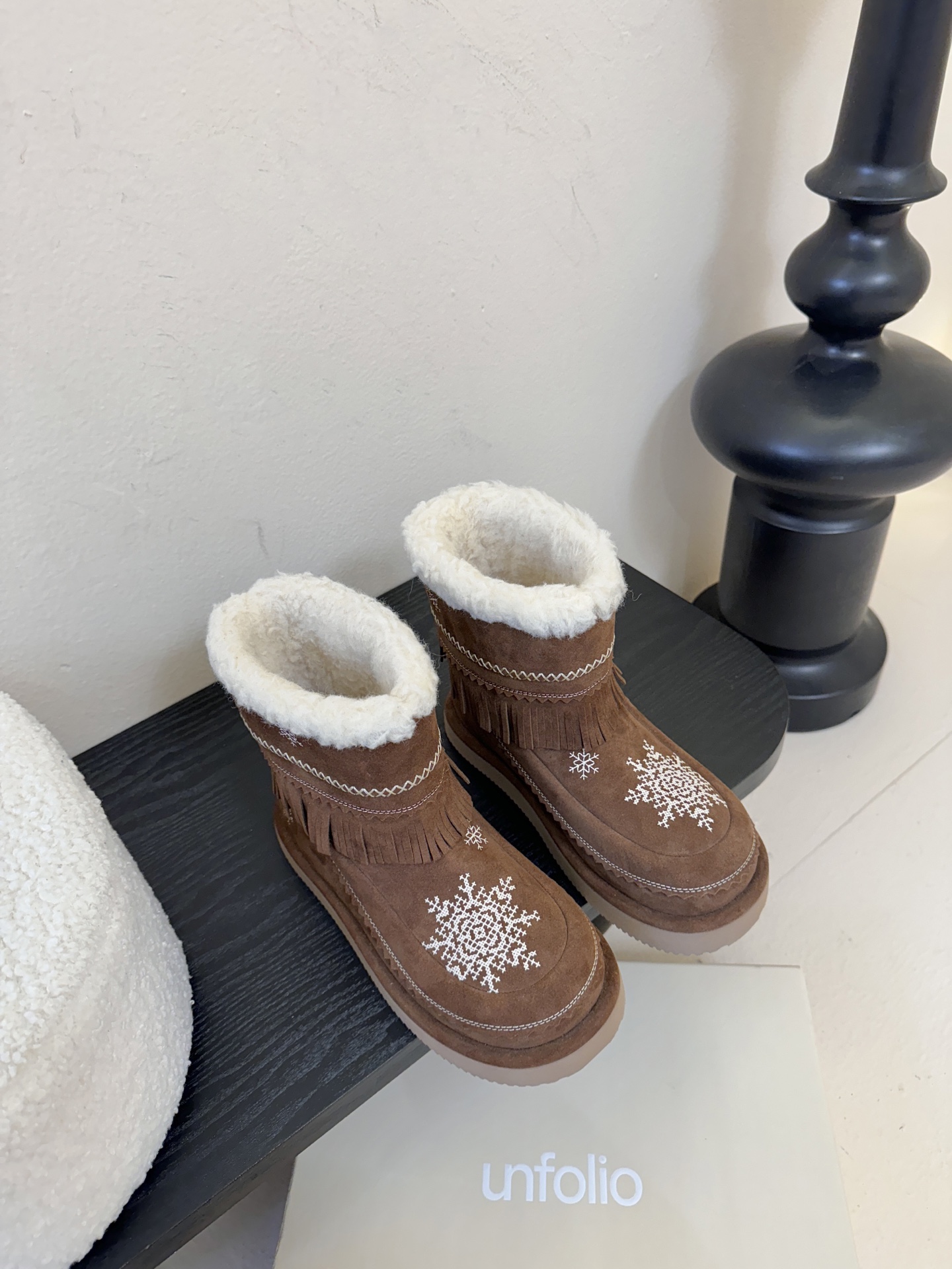 NO:577825,Purchasing agent quality, apricot color is updated one after another, one to one reproduction, zero difference in details  unfolio's super cute LUMI snow boots are exquisite and relaxed, just the right fashion. They are inspired by the essence of traditional Inuit warm shoes. They use natural materials to resist wind and snow, and reconstruct the shape of the boot shaft with the brand's unique stacking feel. The snowflake embroidery on the boot body brings a warm winter atmosphere, and the tassels add a sense of agility when walking. The exquisite hand-stitching process improves the durability of the shoes. You can feel the solid warmth and comfort every time you walk. Color  Soft and easy to adapt to all kinds of winter wear. The upper is made of environmentally friendly synthetic leather, which is durable and easy to clean. It is worry-free in daily care. The exquisite embroidery echoes the winter intention in the design inspiration. The thick wool blend material is fluffy and warm, and can firmly lock the foot temperature in low temperature environments. The boot shape is round and full, accommodating more foot types, taking into account comfort and neatness. The sole is made of 2.5 cm EVA foam material, lightweight and burdenless., snow boots, boots19860909代购品质 杏色陆续更新 一比一复刻,细节零差距 unfolio超可爱LUMI雪地靴,打造精巧松弛,恰到好处的时尚,灵感源自因纽特人传统保暖鞋履的精髓,以自然材质抵御风雪,以品牌特有的堆叠感重构靴筒形态,靴身雪花刺绣自带的冬日的温润气息,流苏增添行走时的灵动感,精巧手缝工艺提升鞋履耐穿度,每一步行走都能感受到踏实的温暖与舒适,色调柔和,轻松适配冬日各类穿搭,鞋面采用环保合成革,抗造且易清洁,日常打理省心,精致刺绣,呼应设计灵感中的冬日意向,厚实羊毛混纺材质,蓬松保暖性强,低温环境下能牢牢锁住脚步温度,靴型圆润饱满,包容更多脚型,兼顾舒适与利落感,鞋底为2.5厘米EVA发泡材质,轻巧无负担.,雪地靴,boots,Women's Shoes