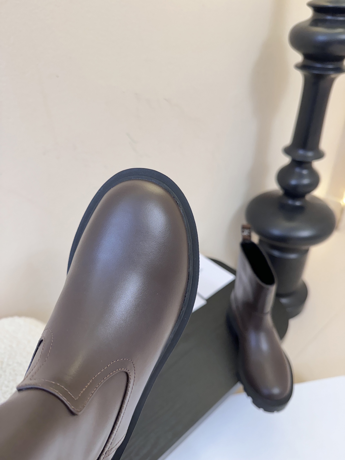 Celin* 秋冬新品凯旋门切尔西短靴采用优质牛皮革制作鞋面，内里为羊皮革，质感高级且舒适。鞋身有品牌标