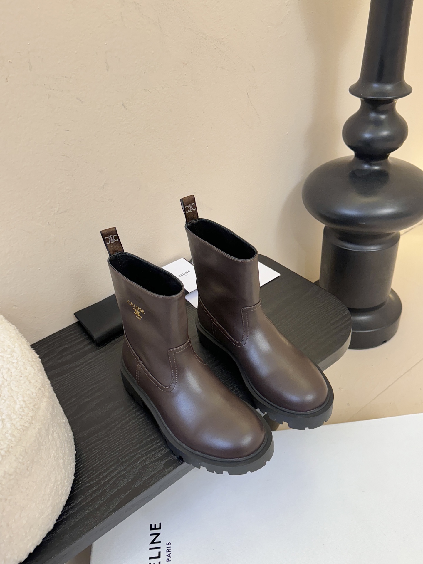 Celin* 秋冬新品凯旋门切尔西短靴采用优质牛皮革制作鞋面，内里为羊皮革，质感高级且舒适。鞋身有品牌标