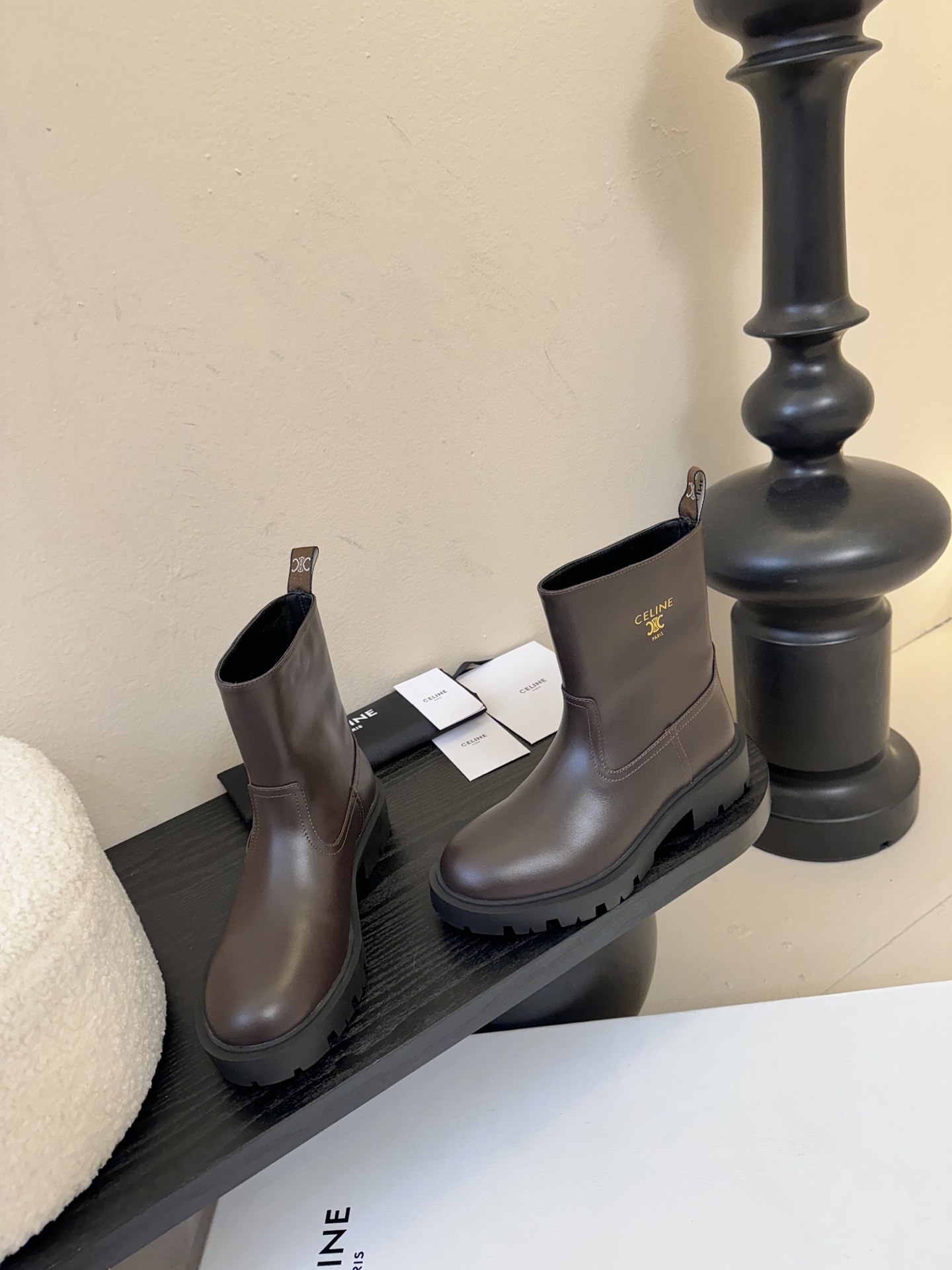 Celin* 秋冬新品凯旋门切尔西短靴采用优质牛皮革制作鞋面，内里为羊皮革，质感高级且舒适。鞋身有品牌标