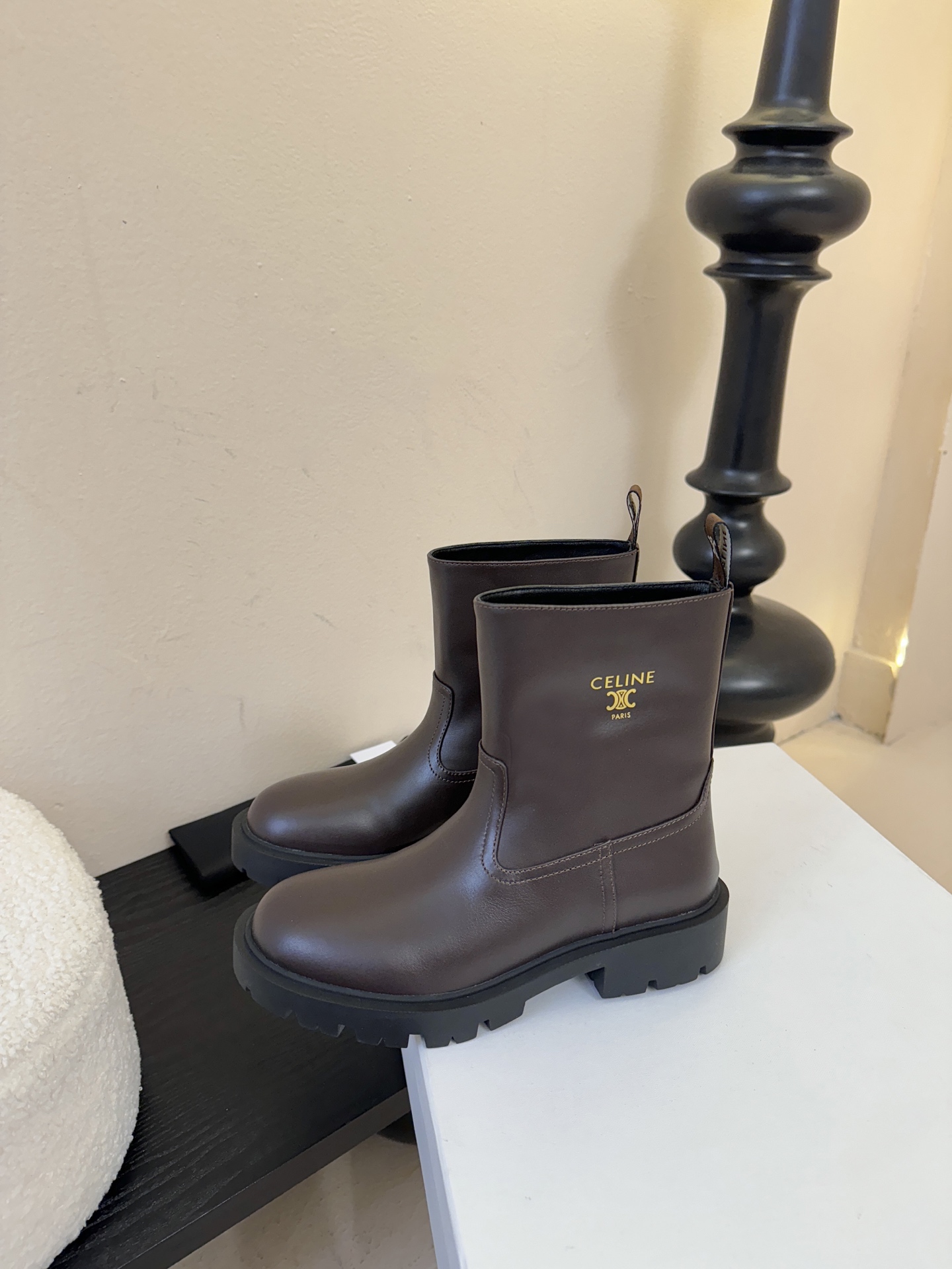 Celin* 秋冬新品凯旋门切尔西短靴采用优质牛皮革制作鞋面，内里为羊皮革，质感高级且舒适。鞋身有品牌标