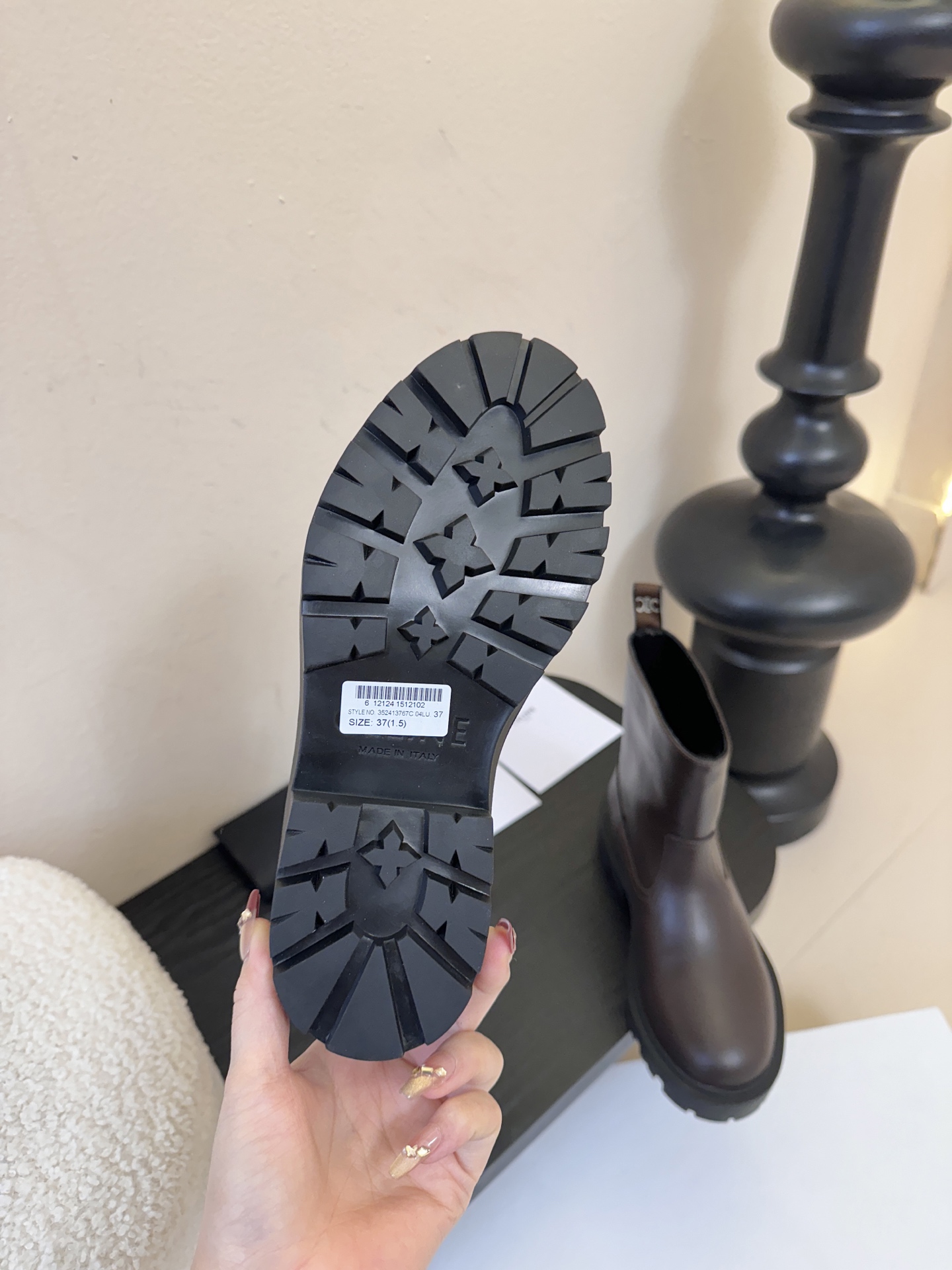 Celin* 秋冬新品凯旋门切尔西短靴采用优质牛皮革制作鞋面，内里为羊皮革，质感高级且舒适。鞋身有品牌标