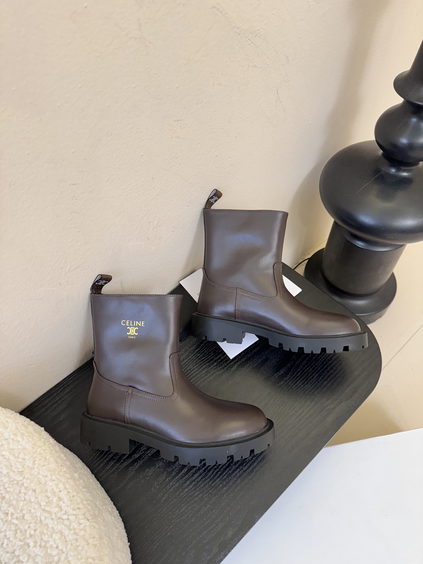 Celin* 秋冬新品凯旋门切尔西短靴采用优质牛皮革制作鞋面，内里为羊皮革，质感高级且舒适。鞋身有品牌标