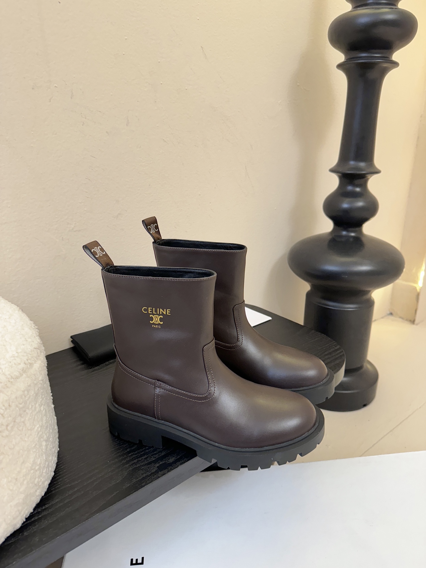 Celin* 秋冬新品凯旋门切尔西短靴采用优质牛皮革制作鞋面，内里为羊皮革，质感高级且舒适。鞋身有品牌标