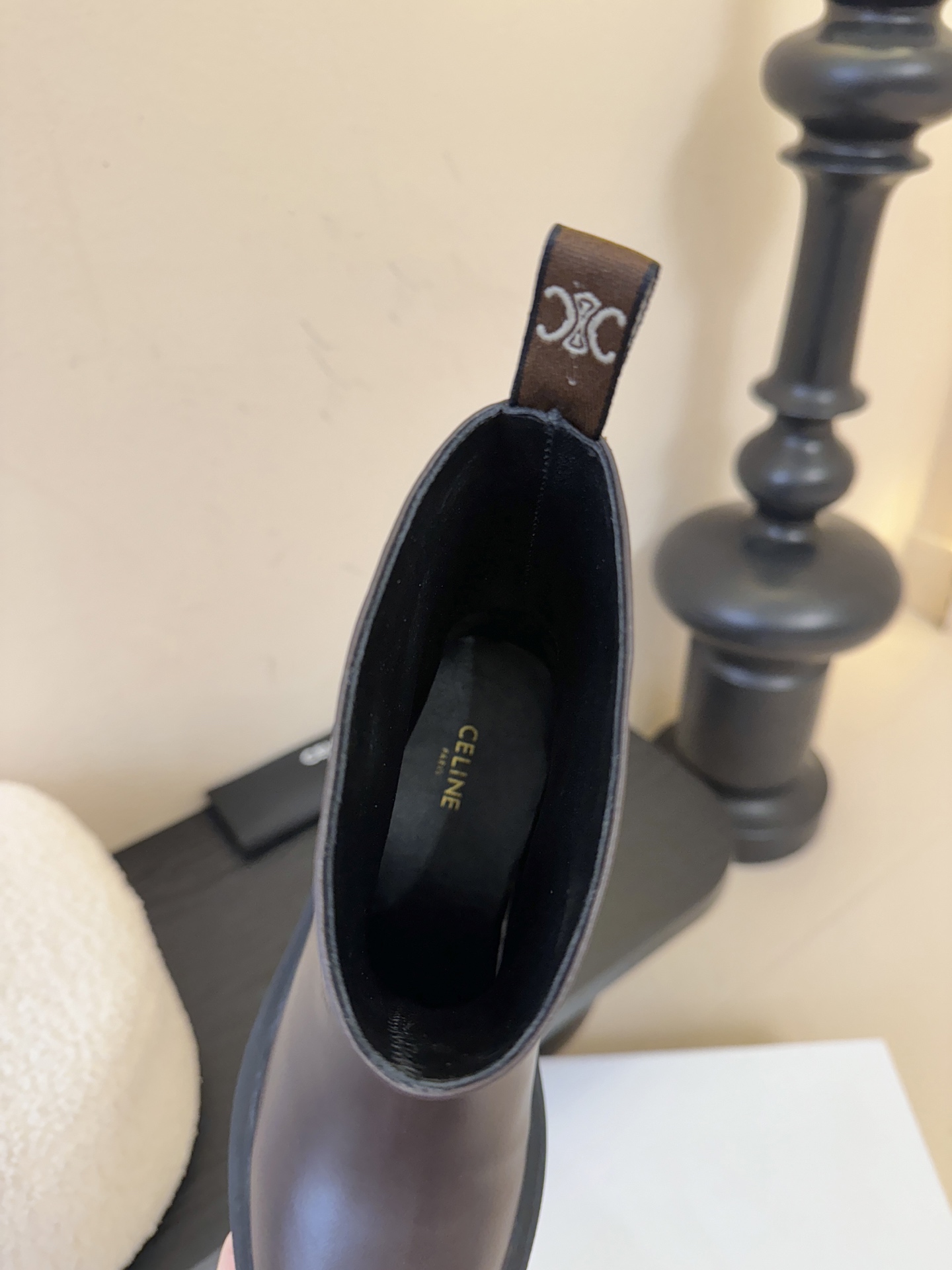 Celin* 秋冬新品凯旋门切尔西短靴采用优质牛皮革制作鞋面，内里为羊皮革，质感高级且舒适。鞋身有品牌标