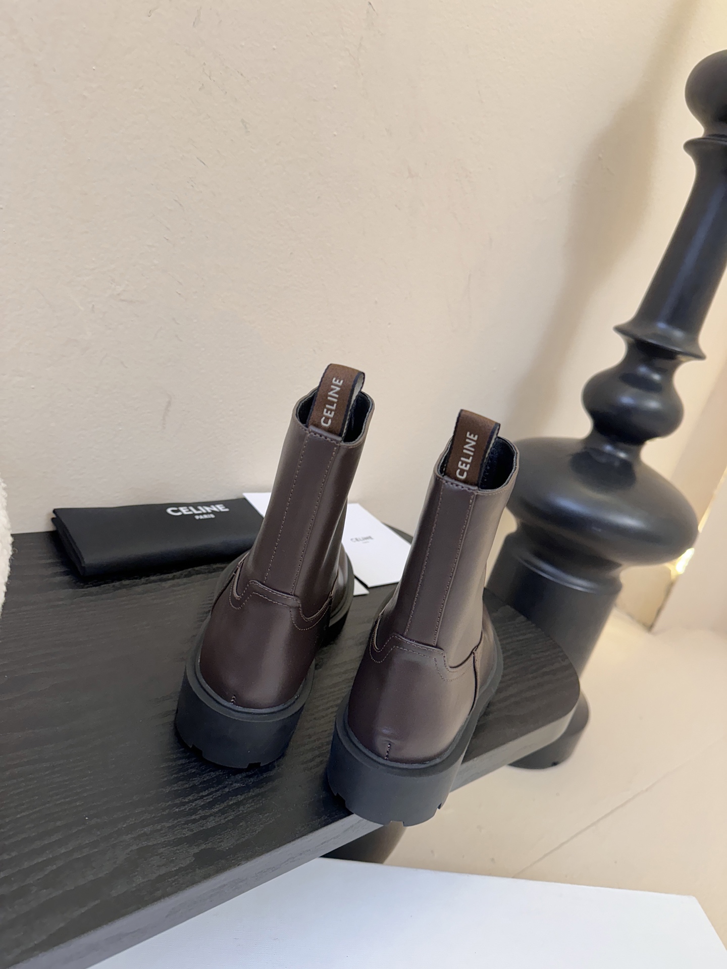 Celin* 秋冬新品凯旋门切尔西短靴采用优质牛皮革制作鞋面，内里为羊皮革，质感高级且舒适。鞋身有品牌标