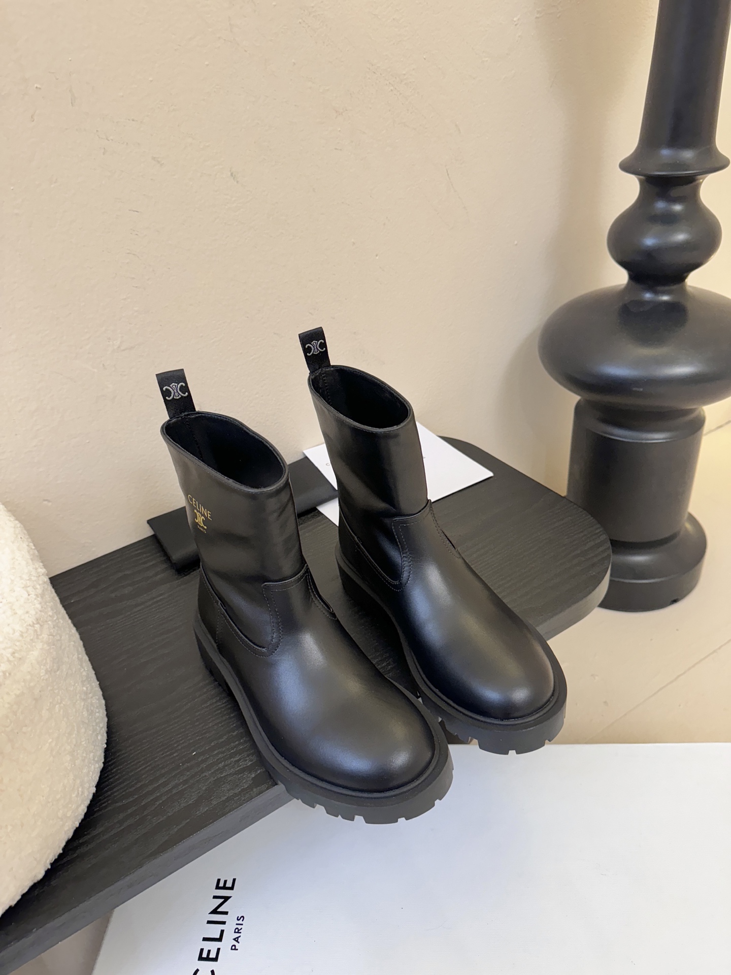 Celin* 秋冬新品凯旋门切尔西短靴采用优质牛皮革制作鞋面，内里为羊皮革，质感高级且舒适。鞋身有品牌标