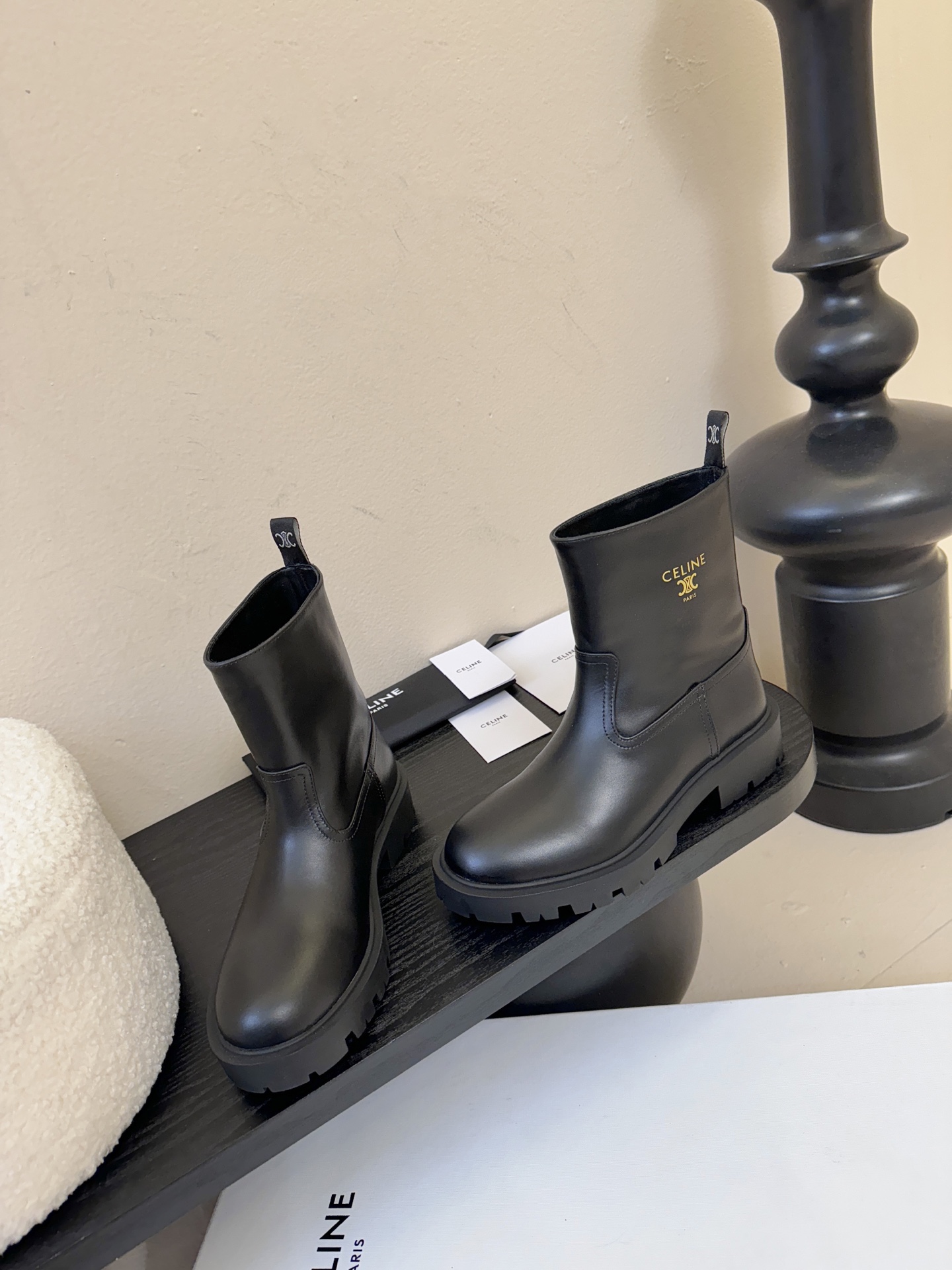 Celin* 秋冬新品凯旋门切尔西短靴采用优质牛皮革制作鞋面，内里为羊皮革，质感高级且舒适。鞋身有品牌标