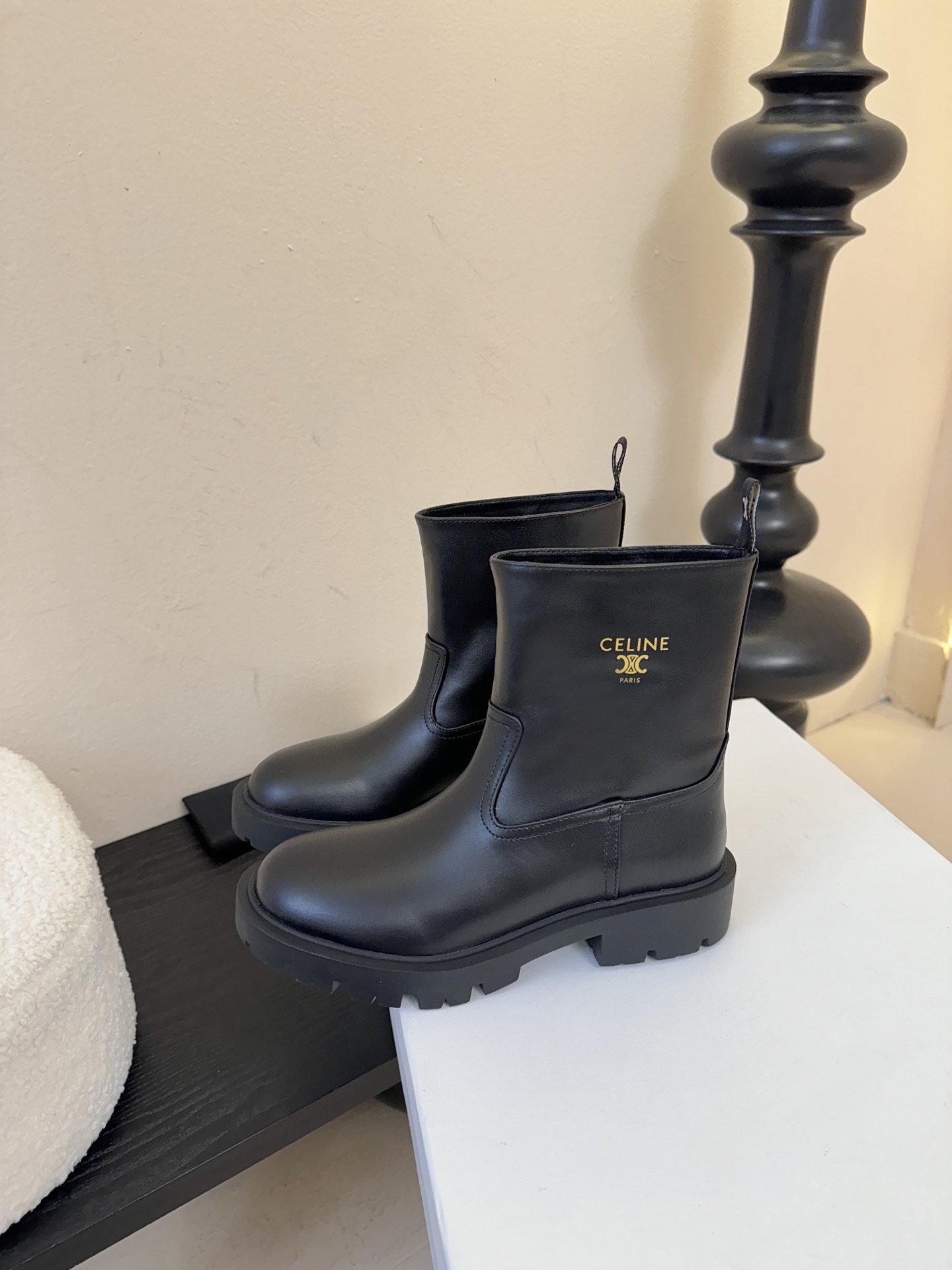 Celin* 秋冬新品凯旋门切尔西短靴采用优质牛皮革制作鞋面，内里为羊皮革，质感高级且舒适。鞋身有品牌标