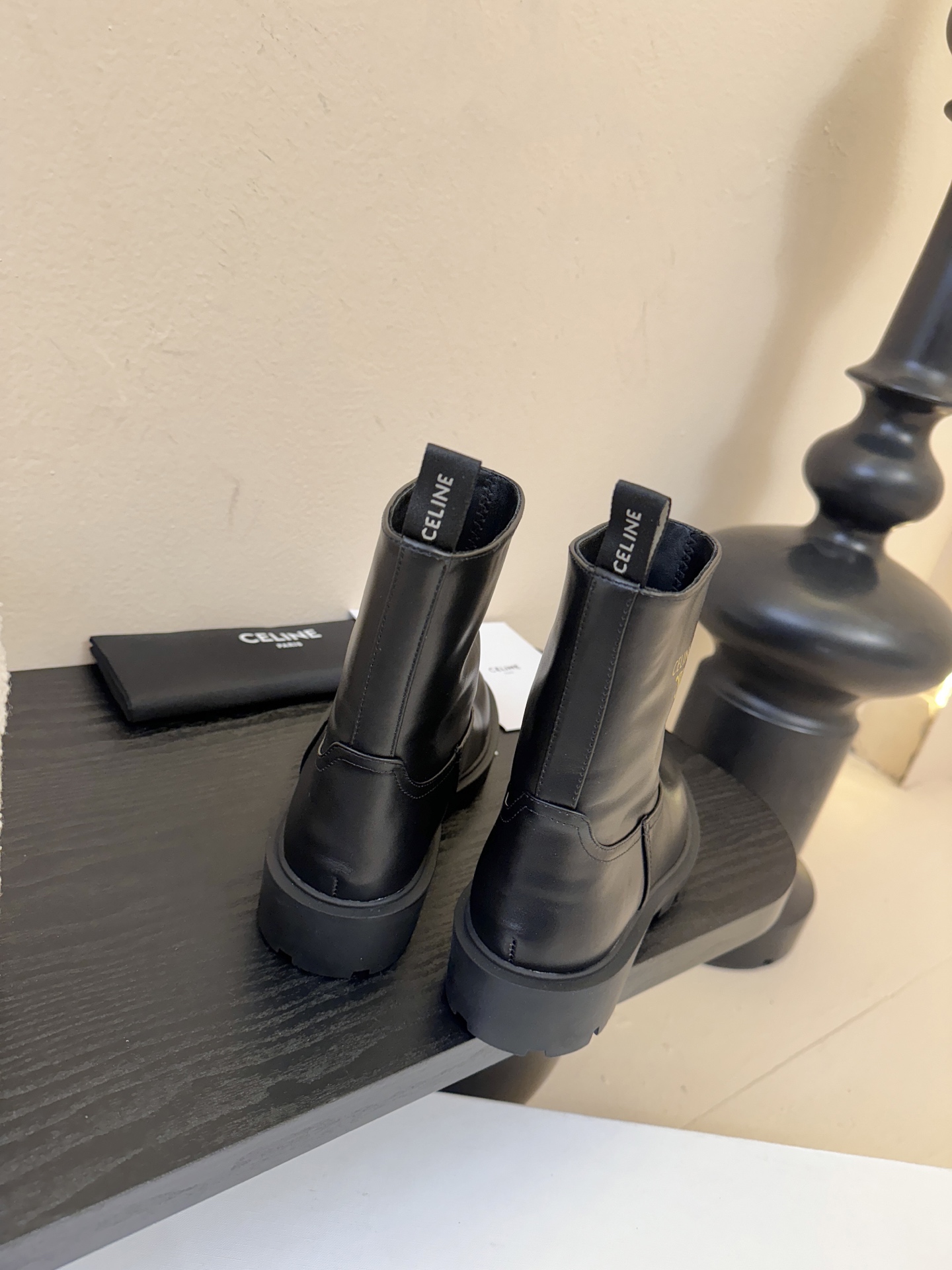 Celin* 秋冬新品凯旋门切尔西短靴采用优质牛皮革制作鞋面，内里为羊皮革，质感高级且舒适。鞋身有品牌标