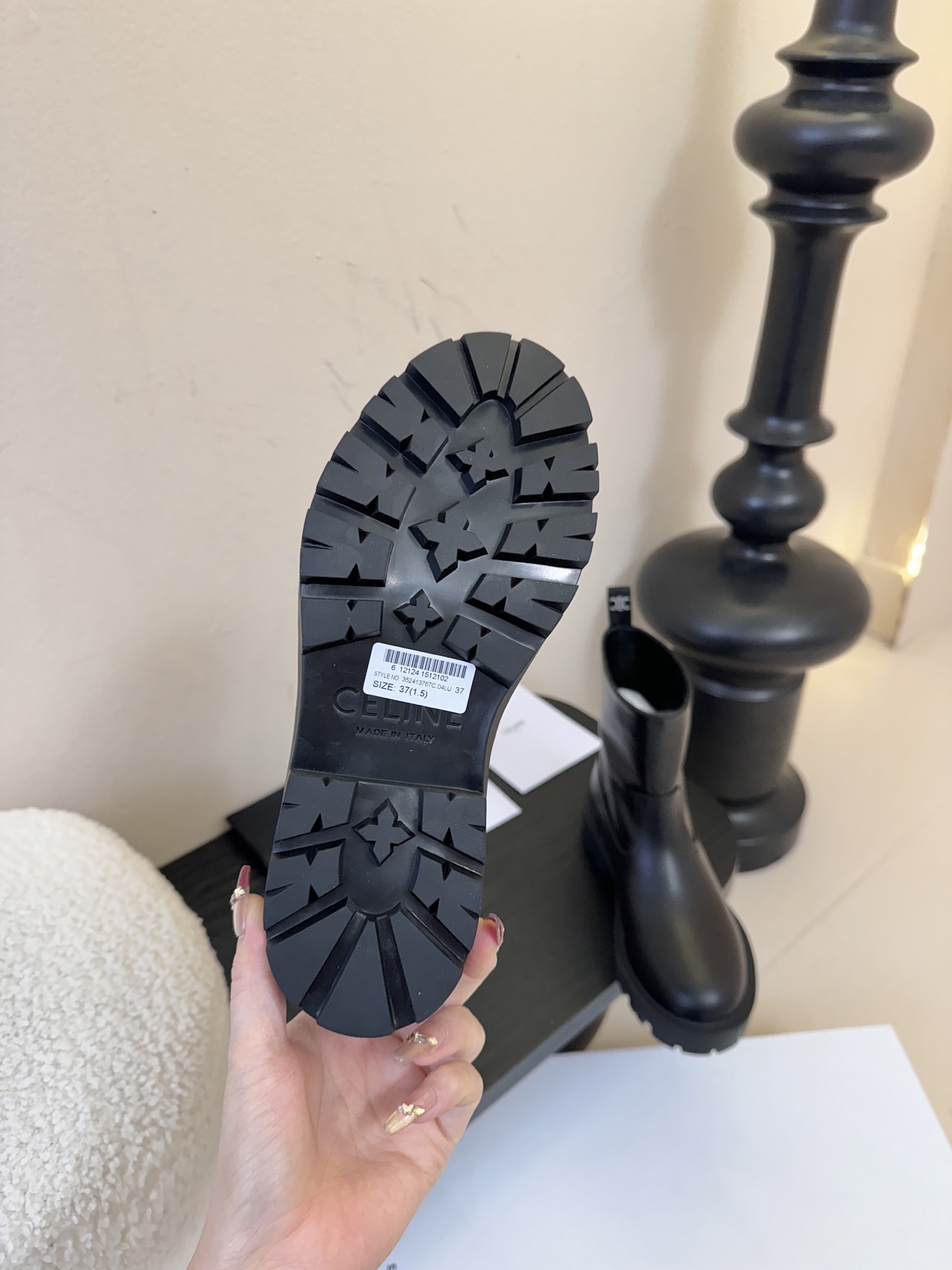 Celin* 秋冬新品凯旋门切尔西短靴采用优质牛皮革制作鞋面，内里为羊皮革，质感高级且舒适。鞋身有品牌标