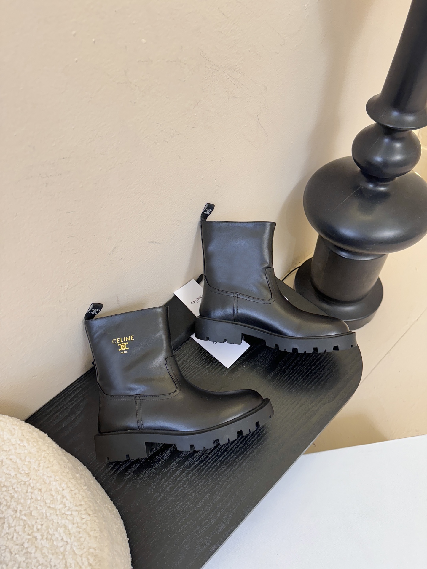 Celin* 秋冬新品凯旋门切尔西短靴采用优质牛皮革制作鞋面，内里为羊皮革，质感高级且舒适。鞋身有品牌标