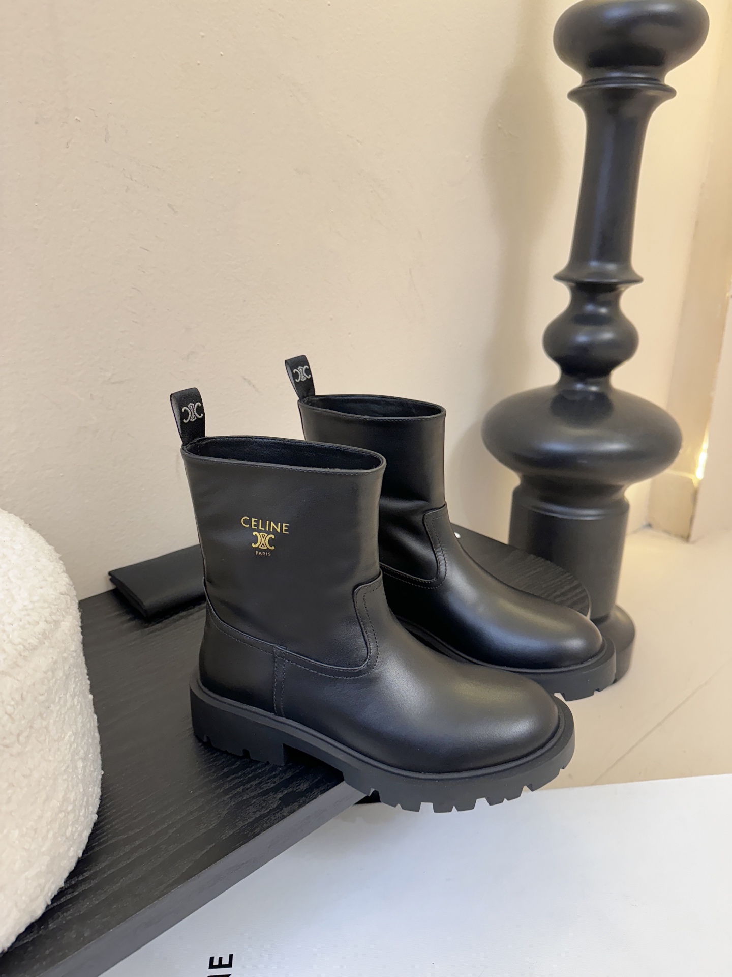 Celin* 秋冬新品凯旋门切尔西短靴采用优质牛皮革制作鞋面，内里为羊皮革，质感高级且舒适。鞋身有品牌标