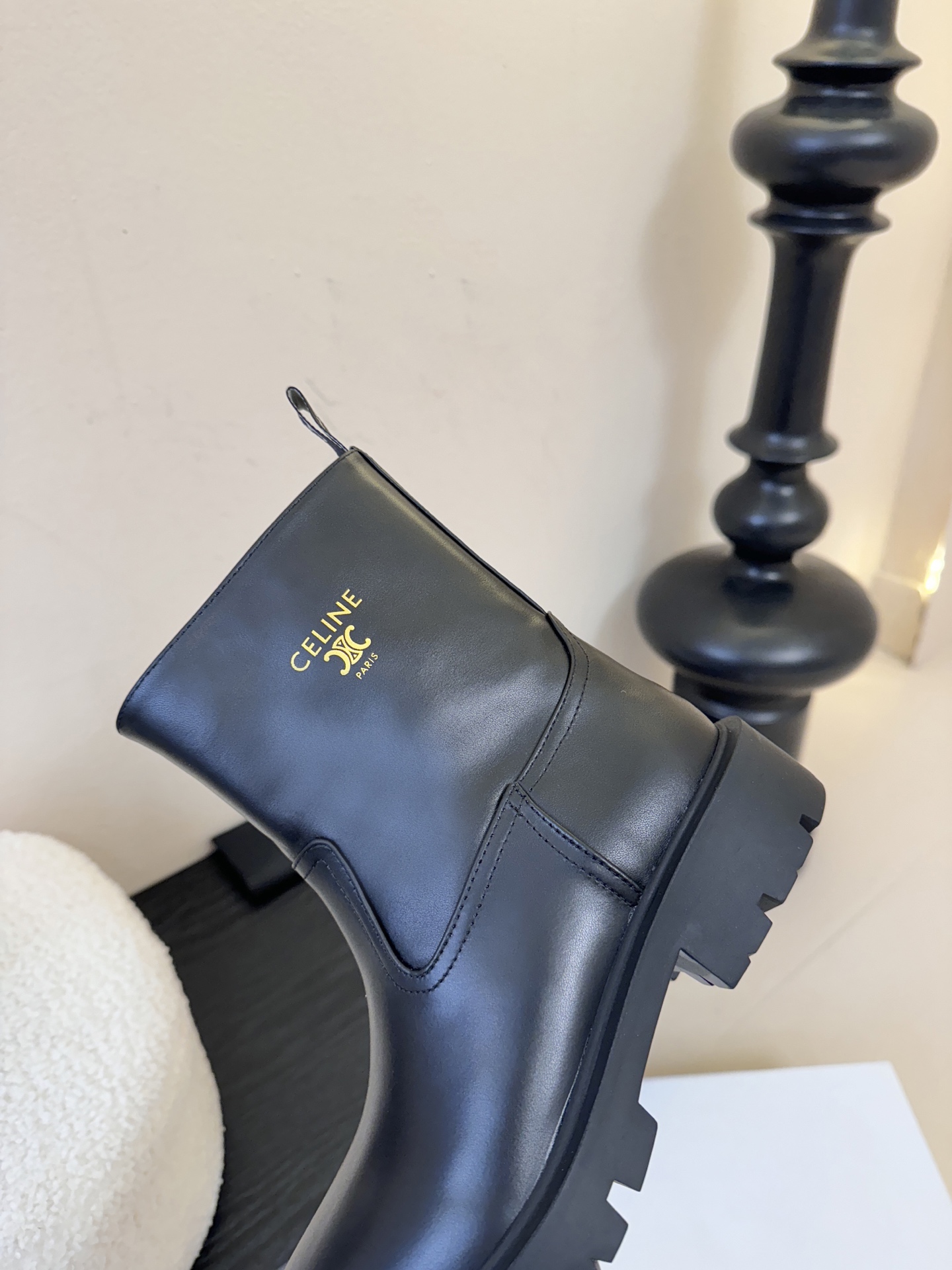 Celin* 秋冬新品凯旋门切尔西短靴采用优质牛皮革制作鞋面，内里为羊皮革，质感高级且舒适。鞋身有品牌标