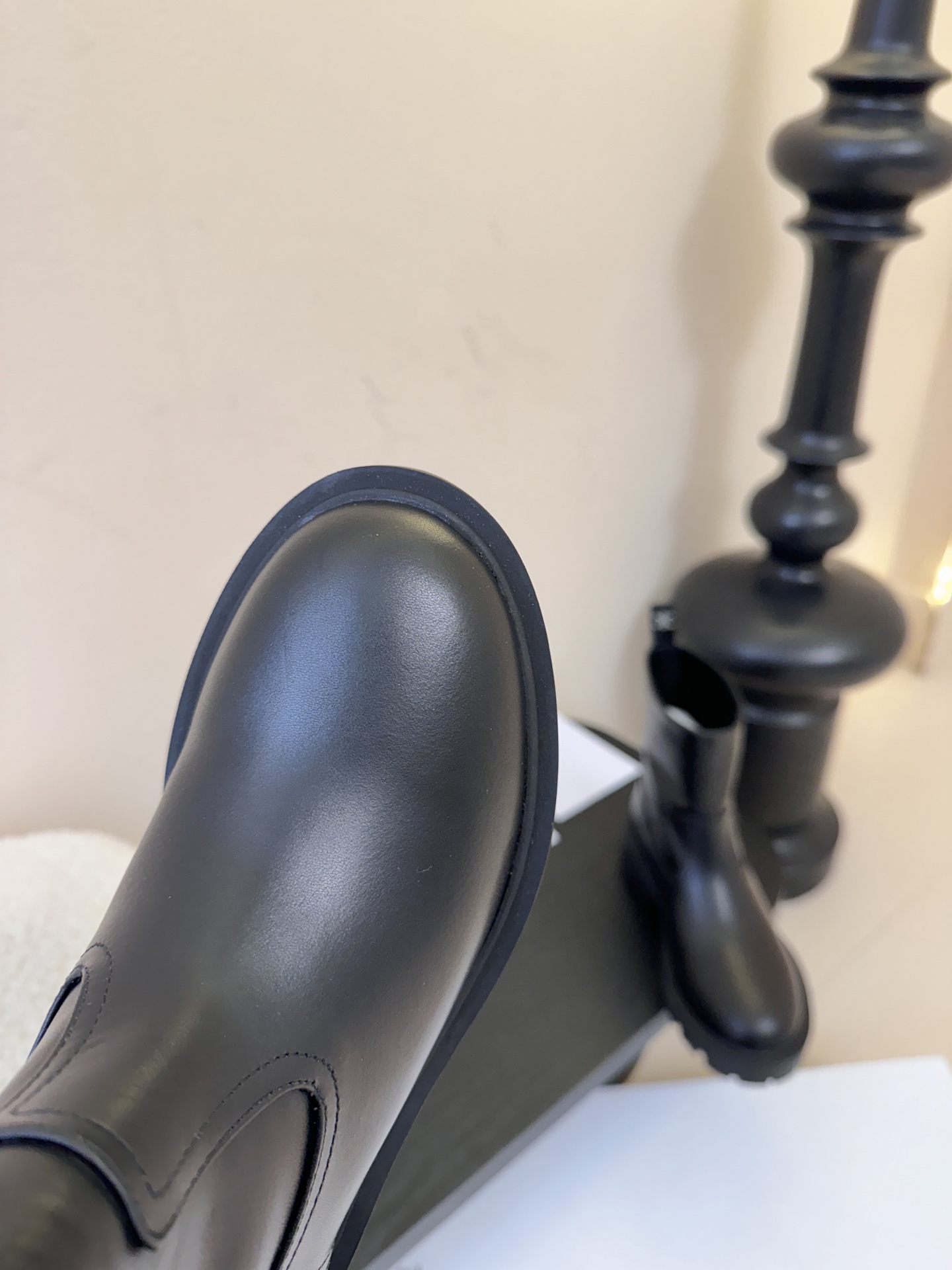 Celin* 秋冬新品凯旋门切尔西短靴采用优质牛皮革制作鞋面，内里为羊皮革，质感高级且舒适。鞋身有品牌标