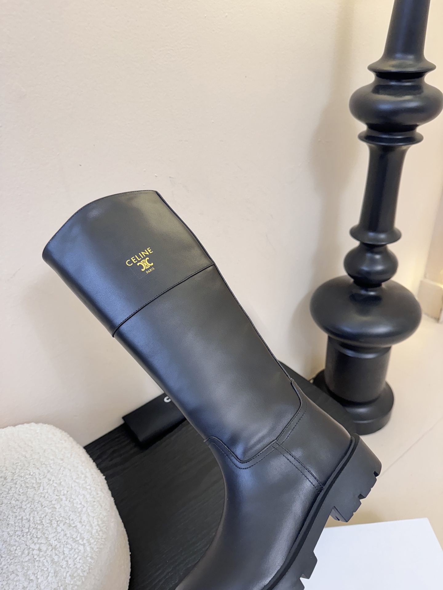 Celin* 秋冬新品凯旋门切尔西短靴采用优质牛皮革制作鞋面，内里为羊皮革，质感高级且舒适。鞋身有品牌标