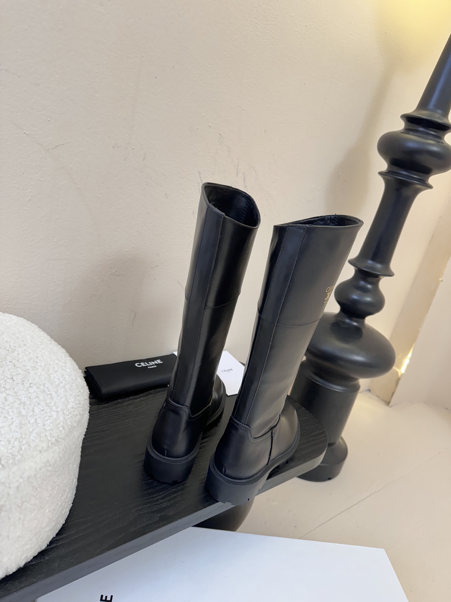 Celin* 秋冬新品凯旋门切尔西短靴采用优质牛皮革制作鞋面，内里为羊皮革，质感高级且舒适。鞋身有品牌标