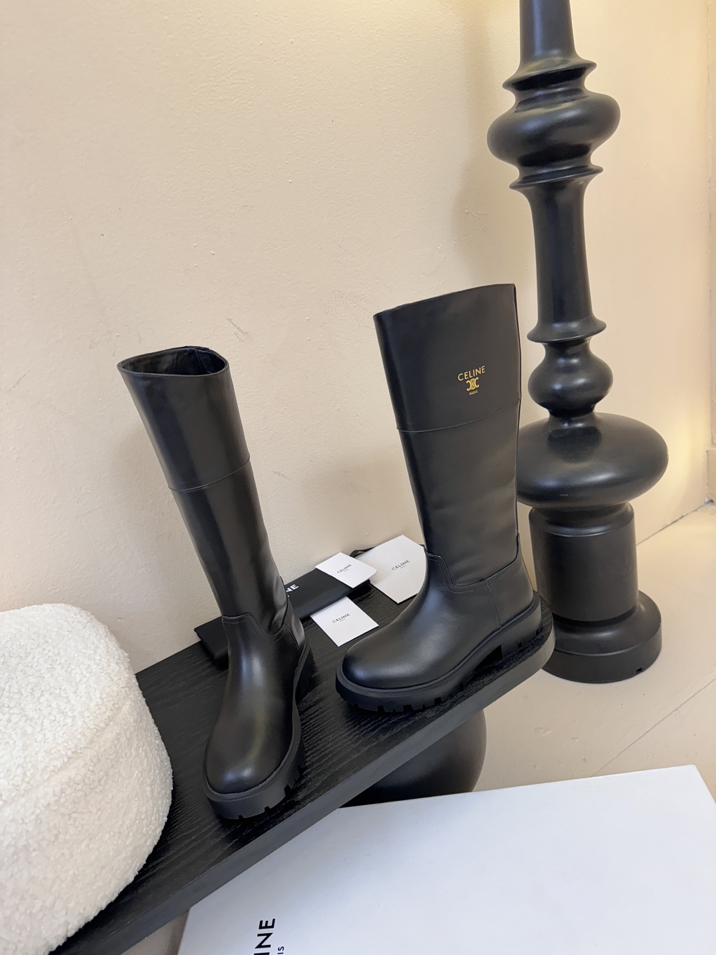 Celin* 秋冬新品凯旋门切尔西短靴采用优质牛皮革制作鞋面，内里为羊皮革，质感高级且舒适。鞋身有品牌标