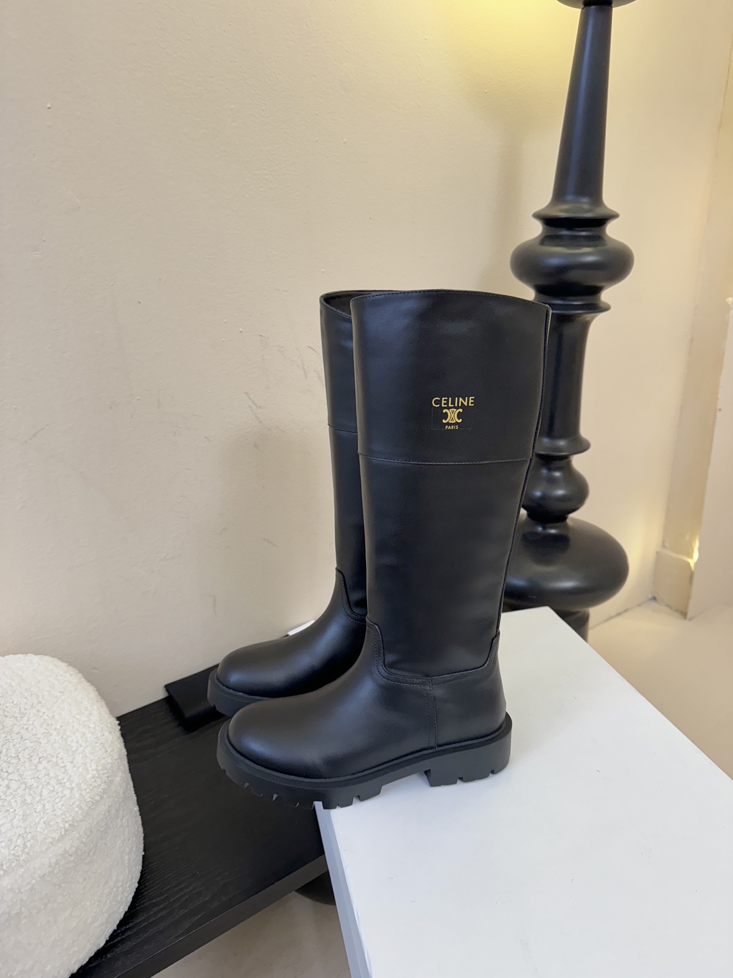 Celin* 秋冬新品凯旋门切尔西短靴采用优质牛皮革制作鞋面，内里为羊皮革，质感高级且舒适。鞋身有品牌标