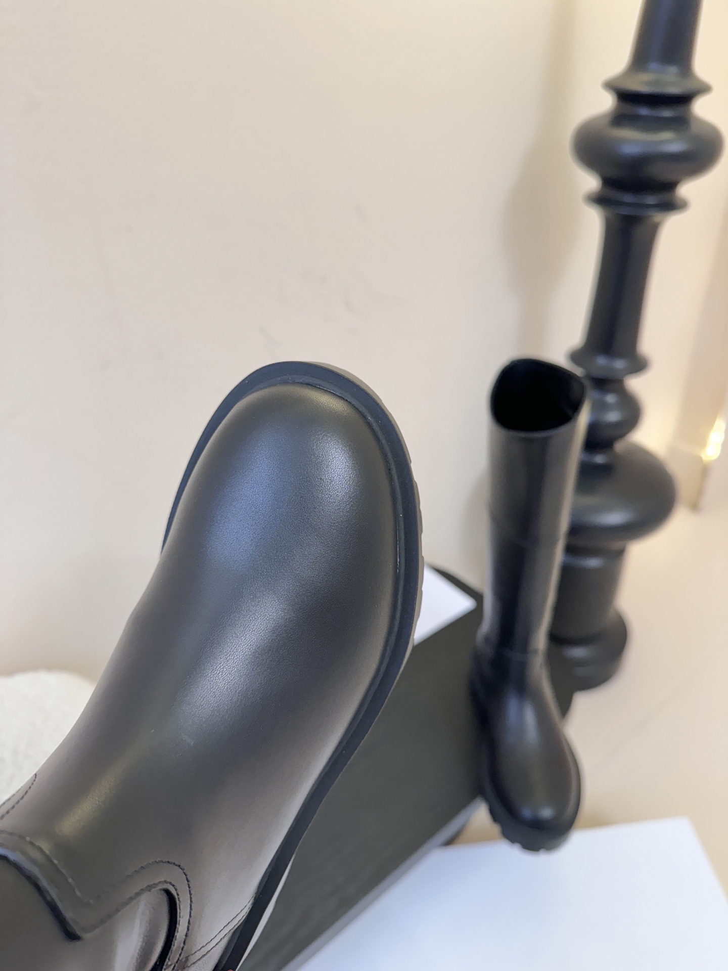 Celin* 秋冬新品凯旋门切尔西短靴采用优质牛皮革制作鞋面，内里为羊皮革，质感高级且舒适。鞋身有品牌标