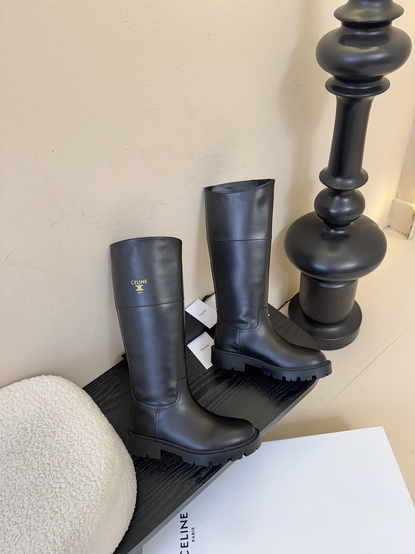 Celin* 秋冬新品凯旋门切尔西短靴采用优质牛皮革制作鞋面，内里为羊皮革，质感高级且舒适。鞋身有品牌标