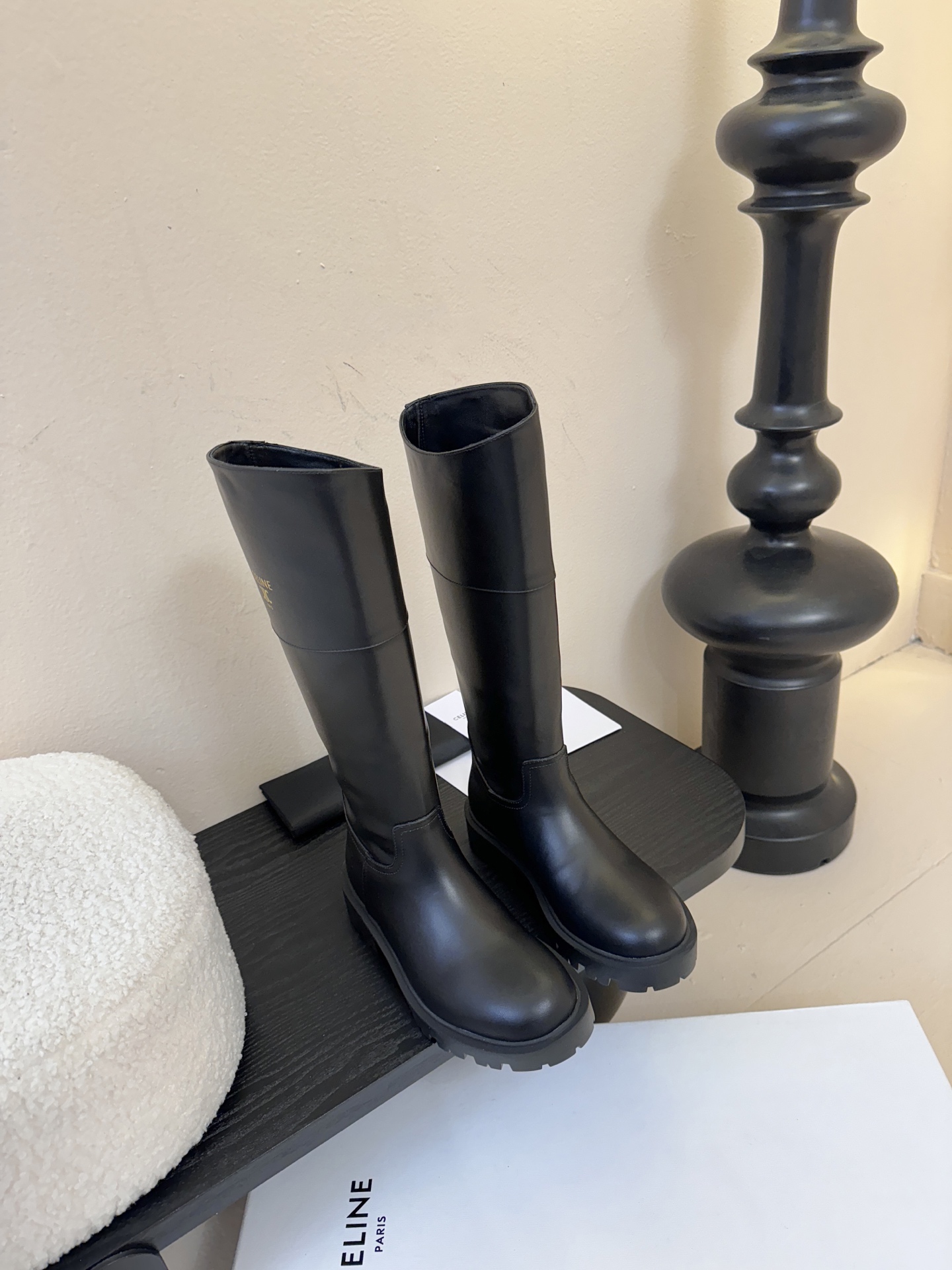 Celin* 秋冬新品凯旋门切尔西短靴采用优质牛皮革制作鞋面，内里为羊皮革，质感高级且舒适。鞋身有品牌标