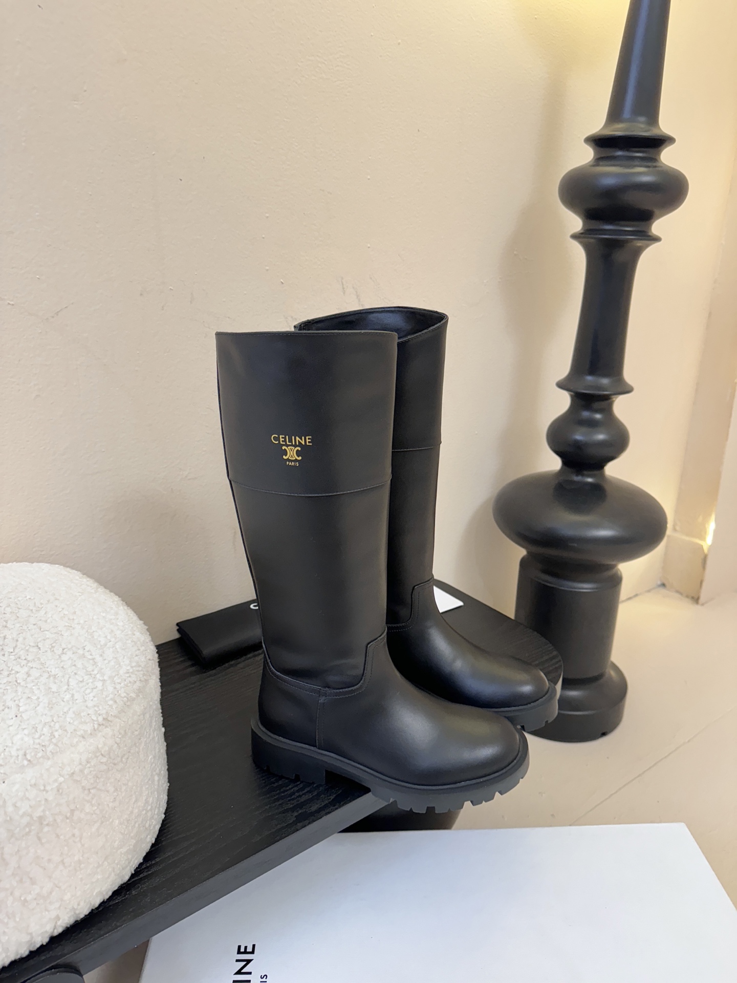 Celin* 秋冬新品凯旋门切尔西短靴采用优质牛皮革制作鞋面，内里为羊皮革，质感高级且舒适。鞋身有品牌标