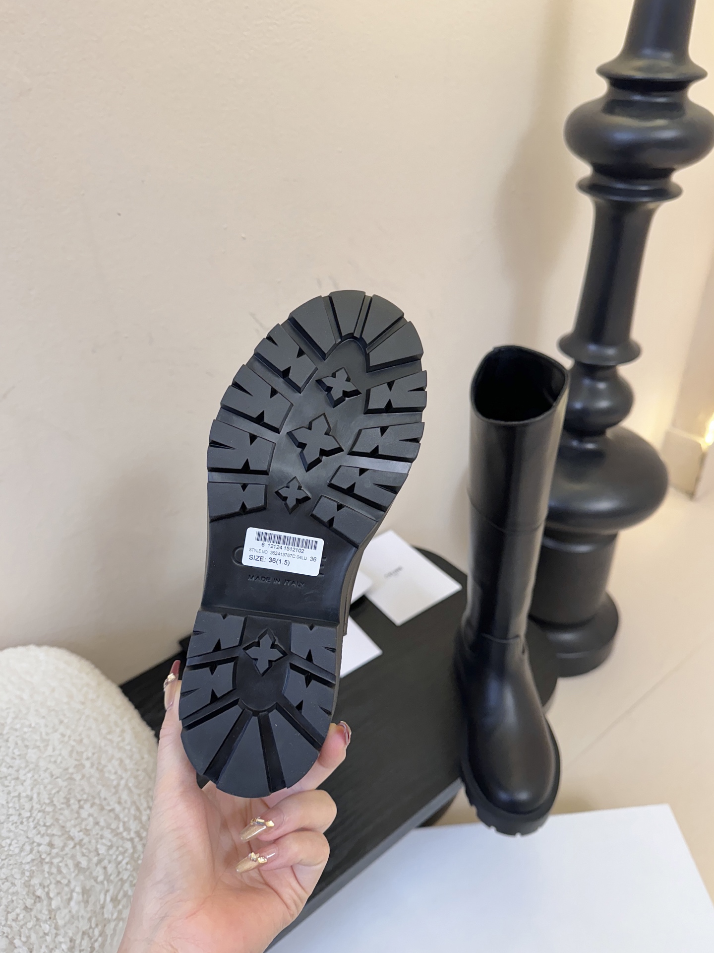 Celin* 秋冬新品凯旋门切尔西短靴采用优质牛皮革制作鞋面，内里为羊皮革，质感高级且舒适。鞋身有品牌标