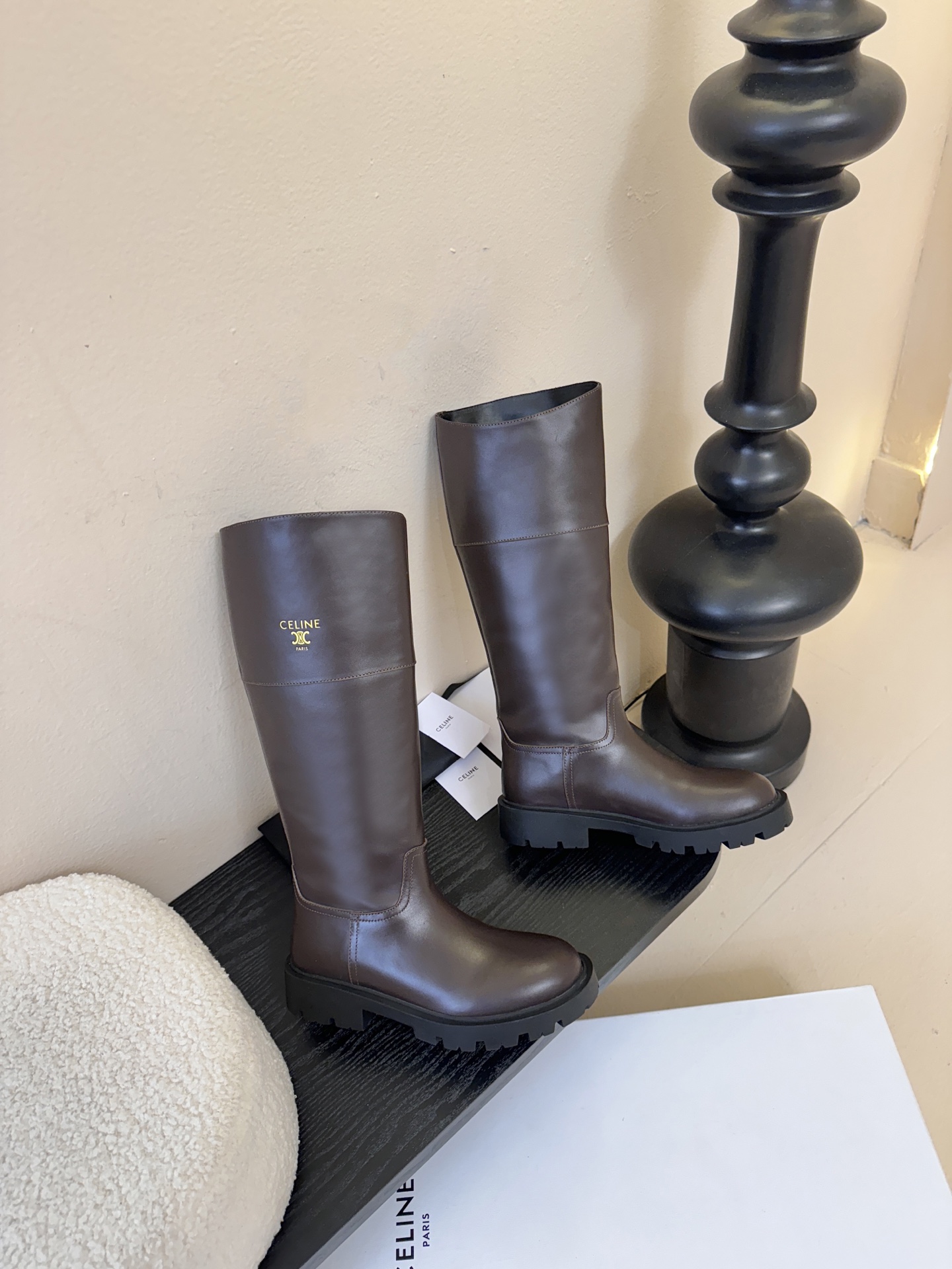 Celin* 秋冬新品凯旋门切尔西短靴采用优质牛皮革制作鞋面，内里为羊皮革，质感高级且舒适。鞋身有品牌标