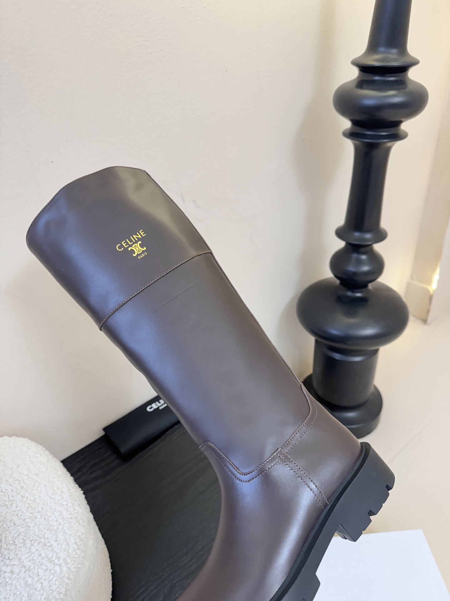 Celin* 秋冬新品凯旋门切尔西短靴采用优质牛皮革制作鞋面，内里为羊皮革，质感高级且舒适。鞋身有品牌标