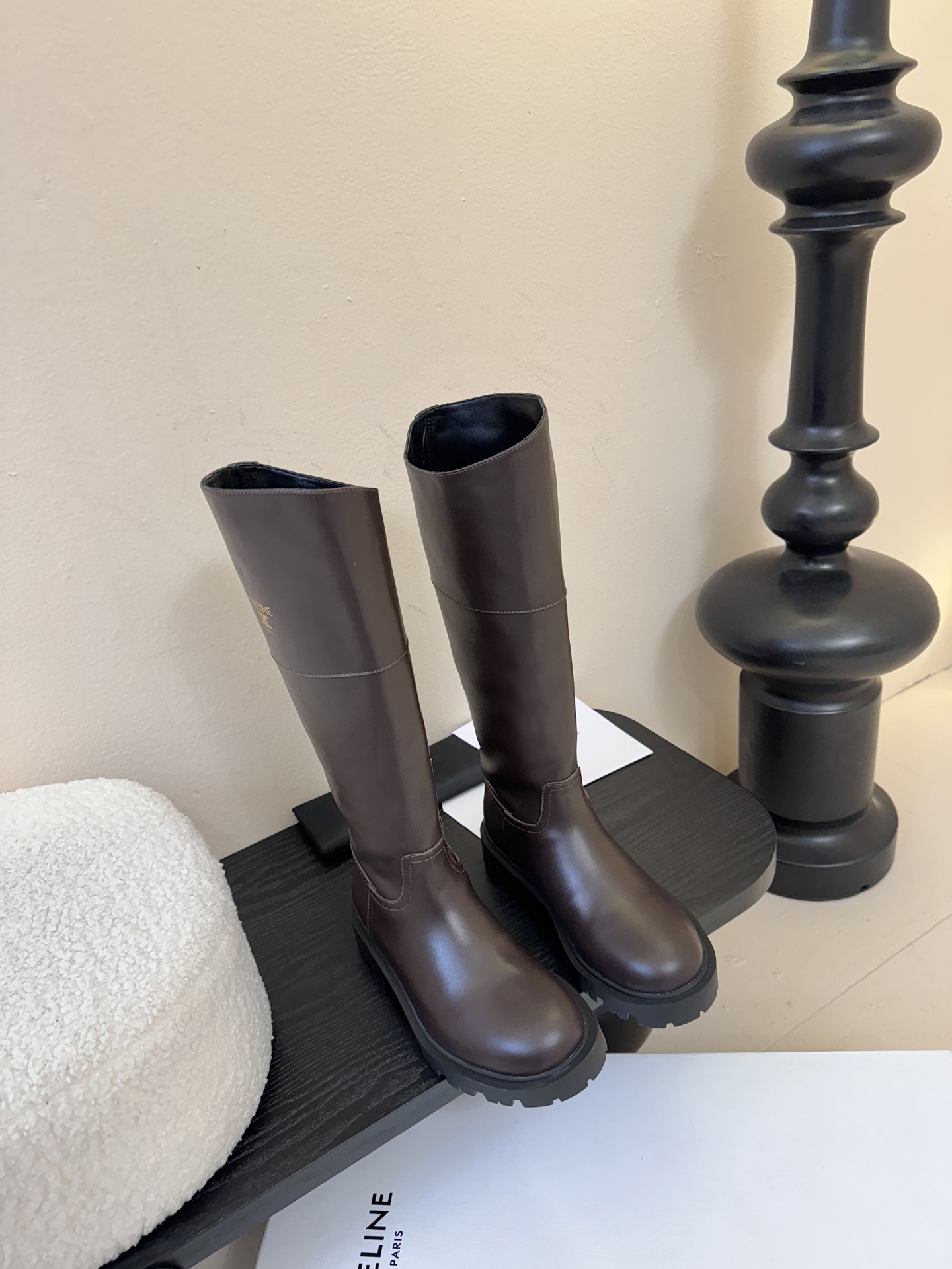 NO:578150,Celin* new autumn and winter Arc de Triomphe Chelsea boots are made of high-quality cow leather uppers, with sheep leather lining, high-end and comfortable. The shoe body has the brand's iconic Arc de Triomphe LOGO, which is highly recognizable. It is a Chelsea boot style with no laces and an elastic band design on the side. It is easy to put on and take off and fits the ankle.  Round toe design, retro and versatile. Thick rubber outsole has good grip and has a certain heightening effect. It combines retro British style and modern fashion sense, and can be matched with a variety of styles of clothing. It is a classic and not easy to go out of style in the fashion circle. Upper cowhide leather lining Sheepskin outsole Rubber outsole Increased by 4.5cm Size 35-41 (40-41 size customization is not returnable), boots, celine, boots, cowhide, sheepskin19860909Celin* 秋冬新品凯旋门切尔西短靴 采用优质牛皮革制作鞋面,内里为羊皮革,质感高级且舒适.鞋身有品牌标志性的凯旋门LOGO,辨识度高.属于切尔西靴款式,无鞋带,侧面有松紧带设计,穿脱方便且贴合脚踝. 圆头设计,复古又百搭.厚底橡胶外底,具有良好的抓地力,同时带有一定增高效果.融合了复古英伦风与现代时尚感,可搭配多种风格的服饰,是时尚圈经典且不易过时的款式. 鞋面牛皮 内里羊皮 大底橡胶大底 增高4.5cm Size35-41码（40-41码定制不退换）,靴子,celine,boots,cowhide,sheepskin,Women's Shoes