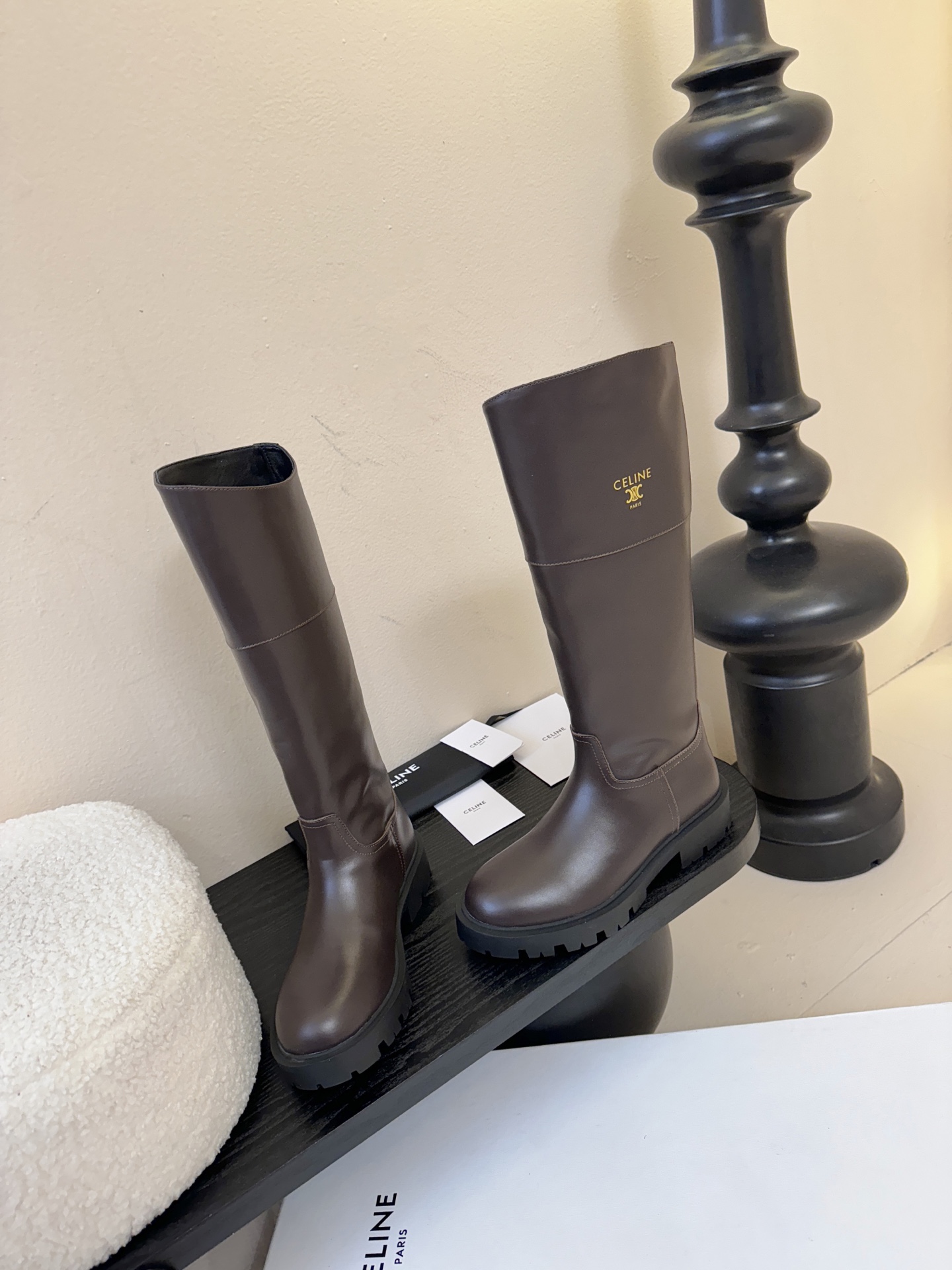 Celin* 秋冬新品凯旋门切尔西短靴采用优质牛皮革制作鞋面，内里为羊皮革，质感高级且舒适。鞋身有品牌标