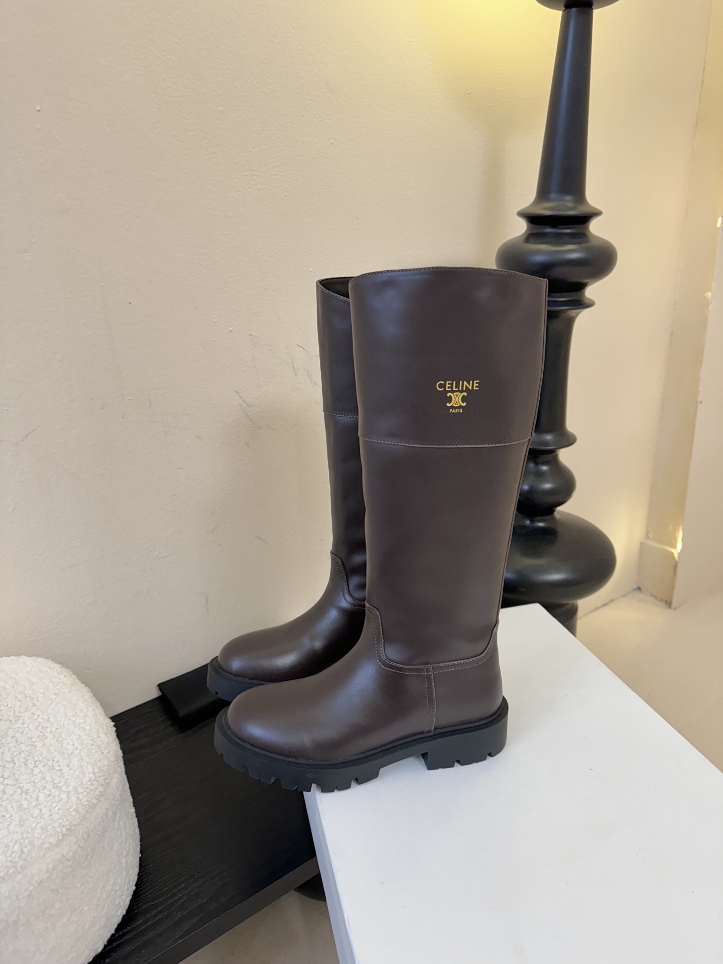 Celin* 秋冬新品凯旋门切尔西短靴采用优质牛皮革制作鞋面，内里为羊皮革，质感高级且舒适。鞋身有品牌标