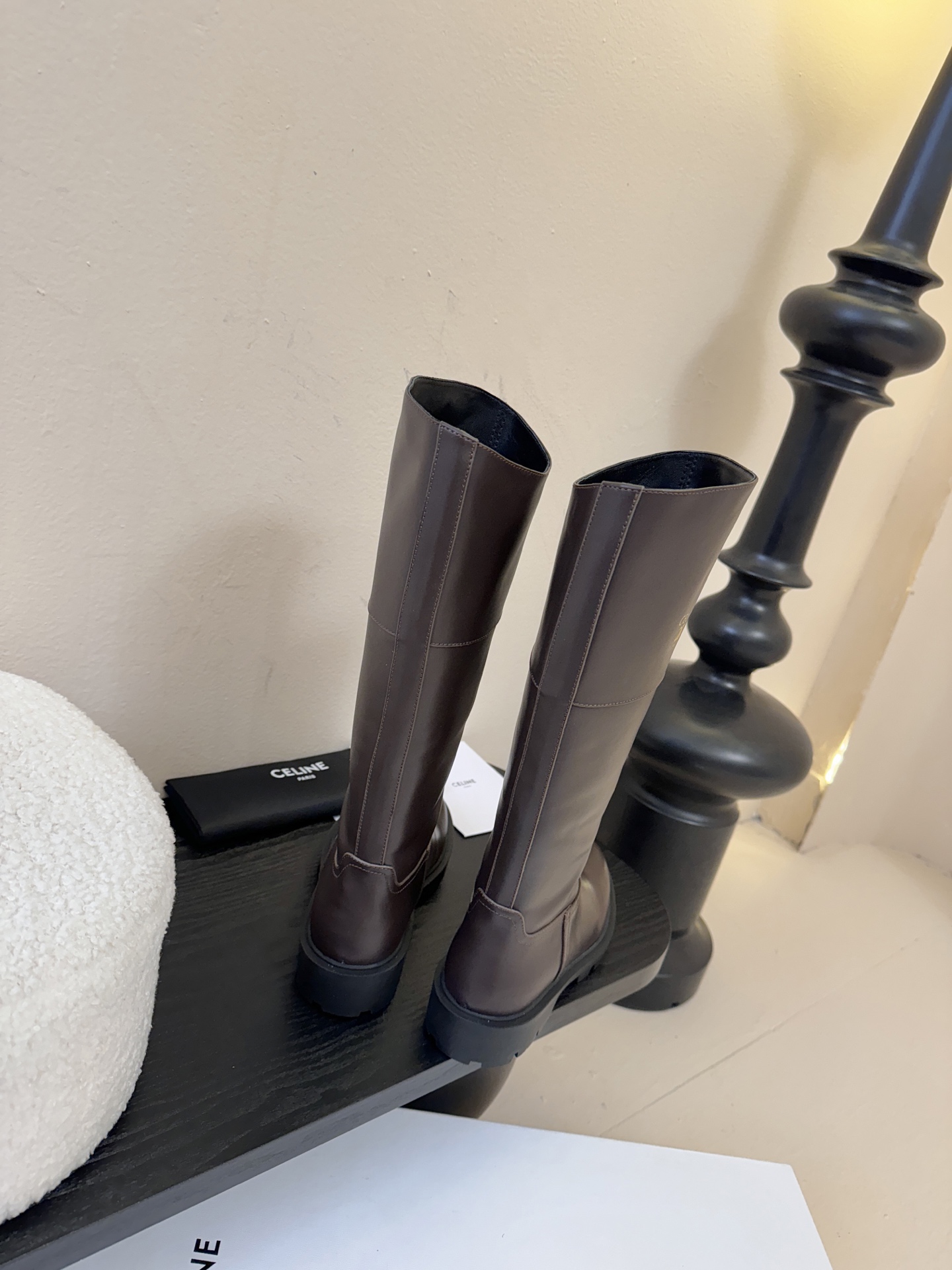 Celin* 秋冬新品凯旋门切尔西短靴采用优质牛皮革制作鞋面，内里为羊皮革，质感高级且舒适。鞋身有品牌标