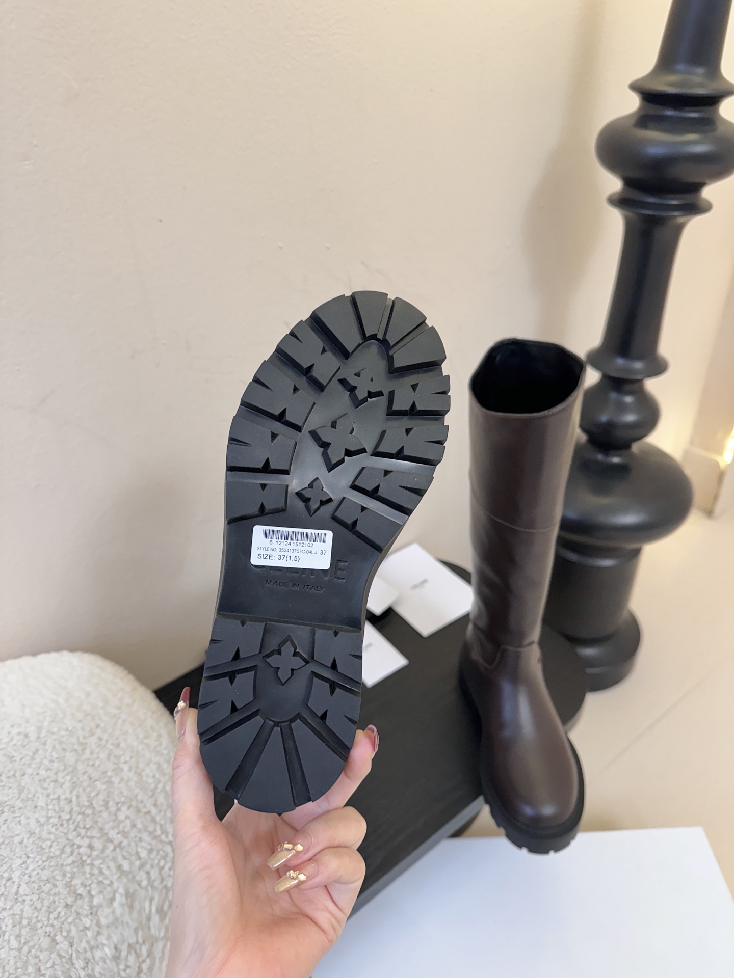 Celin* 秋冬新品凯旋门切尔西短靴采用优质牛皮革制作鞋面，内里为羊皮革，质感高级且舒适。鞋身有品牌标