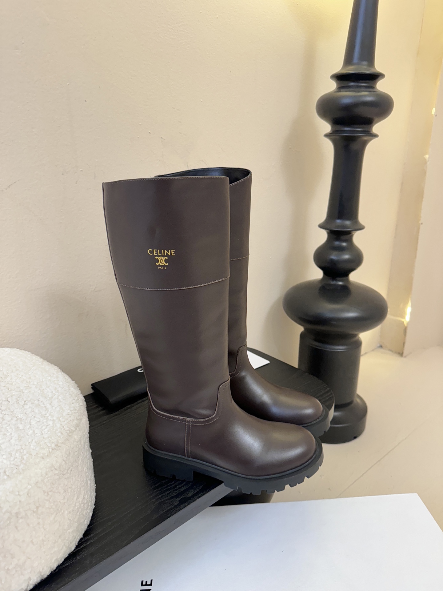 Celin* 秋冬新品凯旋门切尔西短靴采用优质牛皮革制作鞋面，内里为羊皮革，质感高级且舒适。鞋身有品牌标