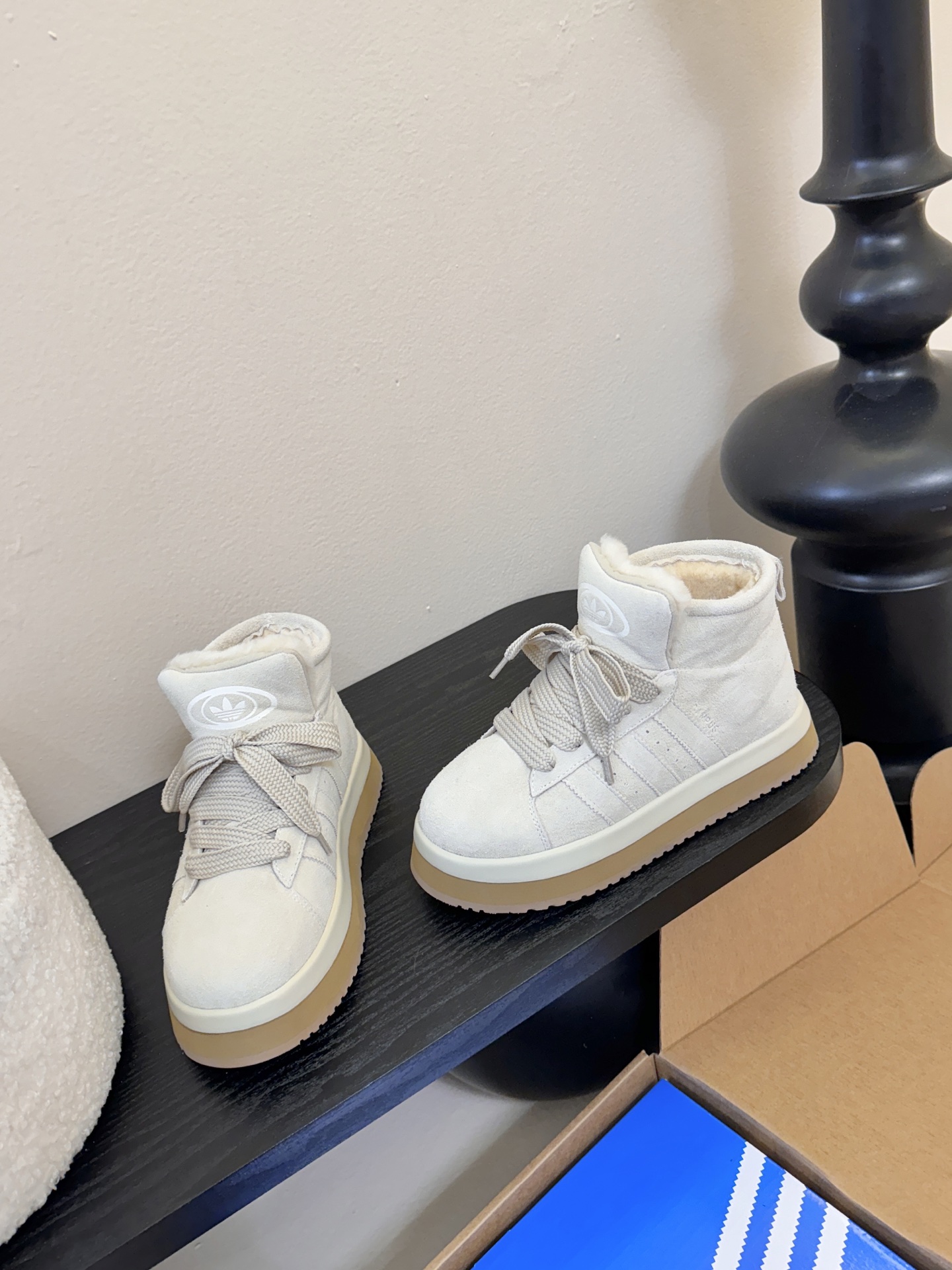 Adida*s 25ss 三叶草面包毛绒绒高帮鞋鞋面采用麂皮材质，质感细腻且耐磨；鞋内填充毛绒材质，保暖