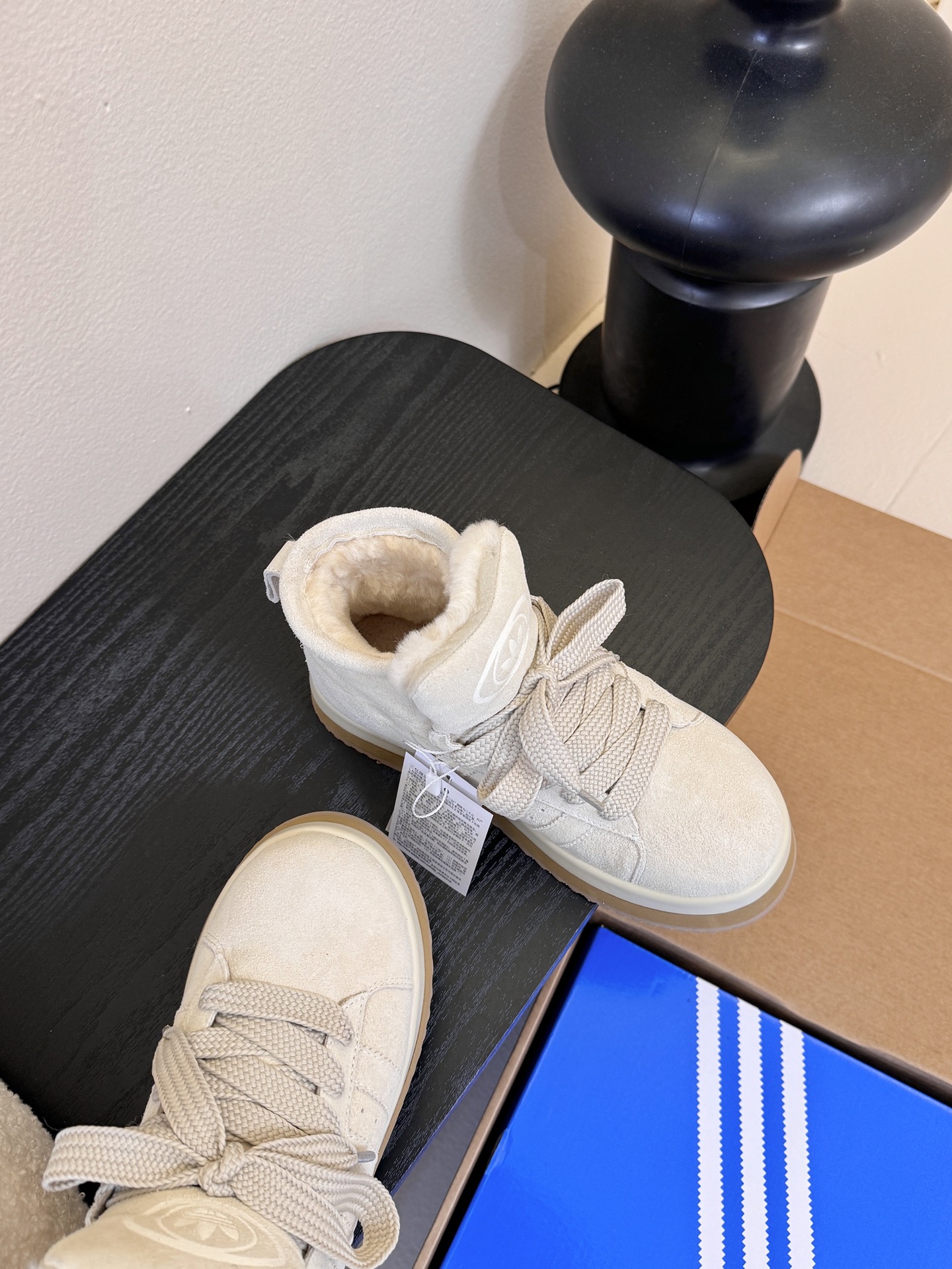 Adida*s 25ss 三叶草面包毛绒绒高帮鞋鞋面采用麂皮材质，质感细腻且耐磨；鞋内填充毛绒材质，保暖