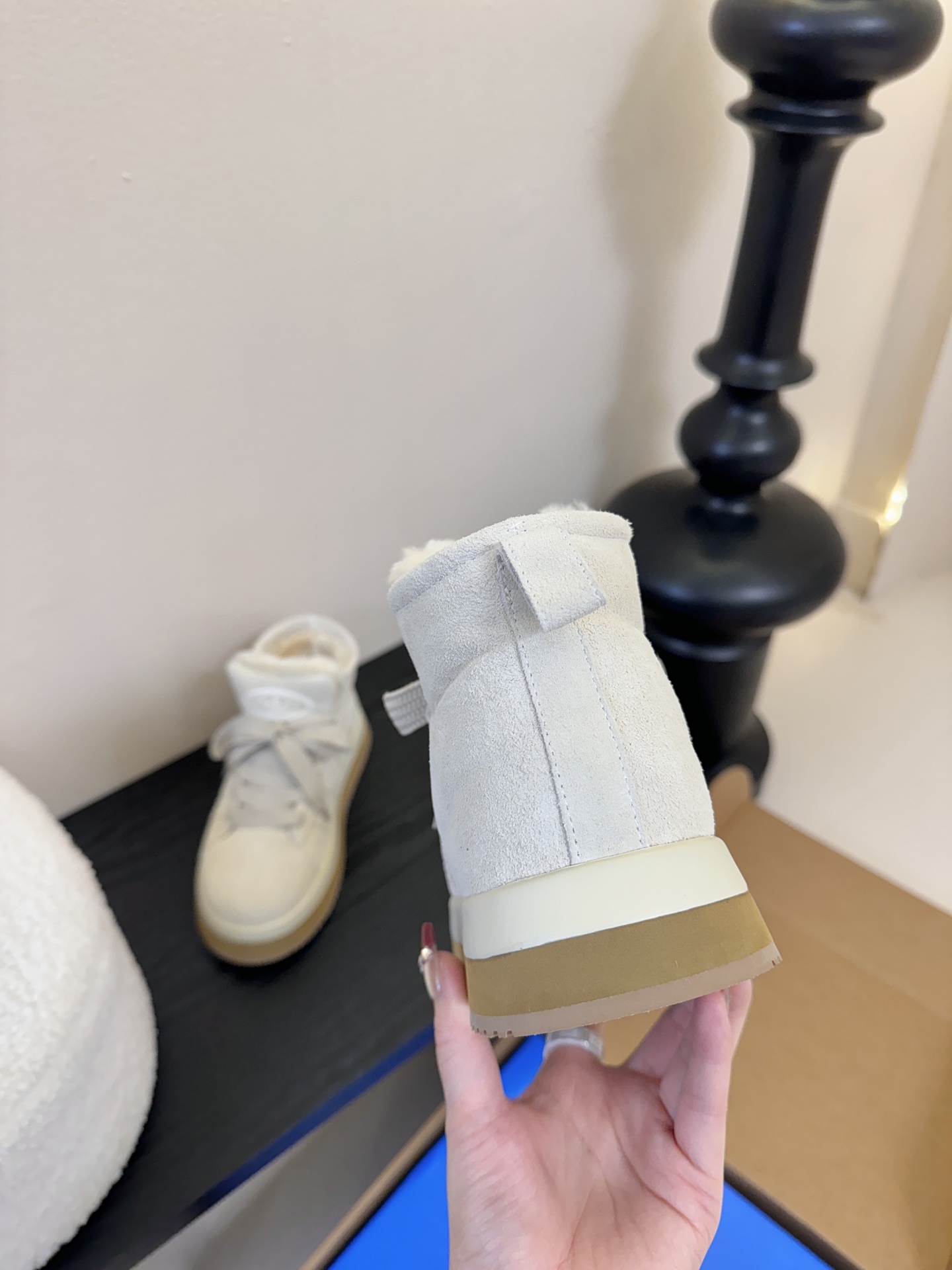 Adida*s 25ss 三叶草面包毛绒绒高帮鞋鞋面采用麂皮材质，质感细腻且耐磨；鞋内填充毛绒材质，保暖