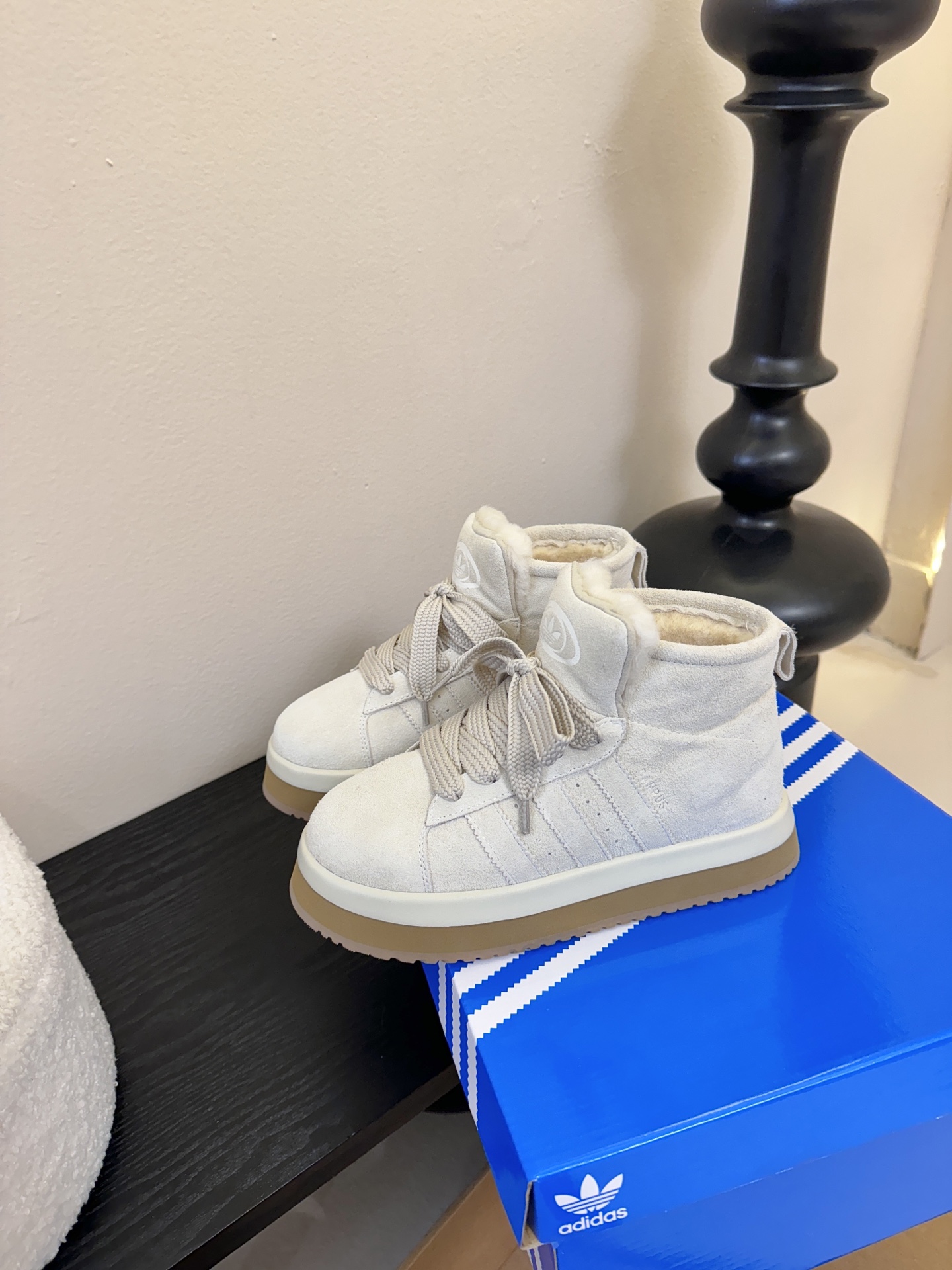 Adida*s 25ss 三叶草面包毛绒绒高帮鞋鞋面采用麂皮材质，质感细腻且耐磨；鞋内填充毛绒材质，保暖