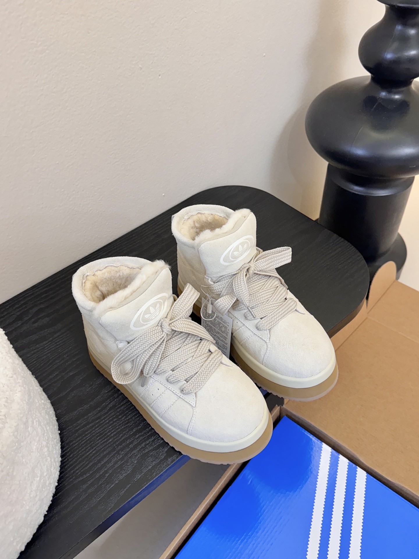 Adida*s 25ss 三叶草面包毛绒绒高帮鞋鞋面采用麂皮材质，质感细腻且耐磨；鞋内填充毛绒材质，保暖