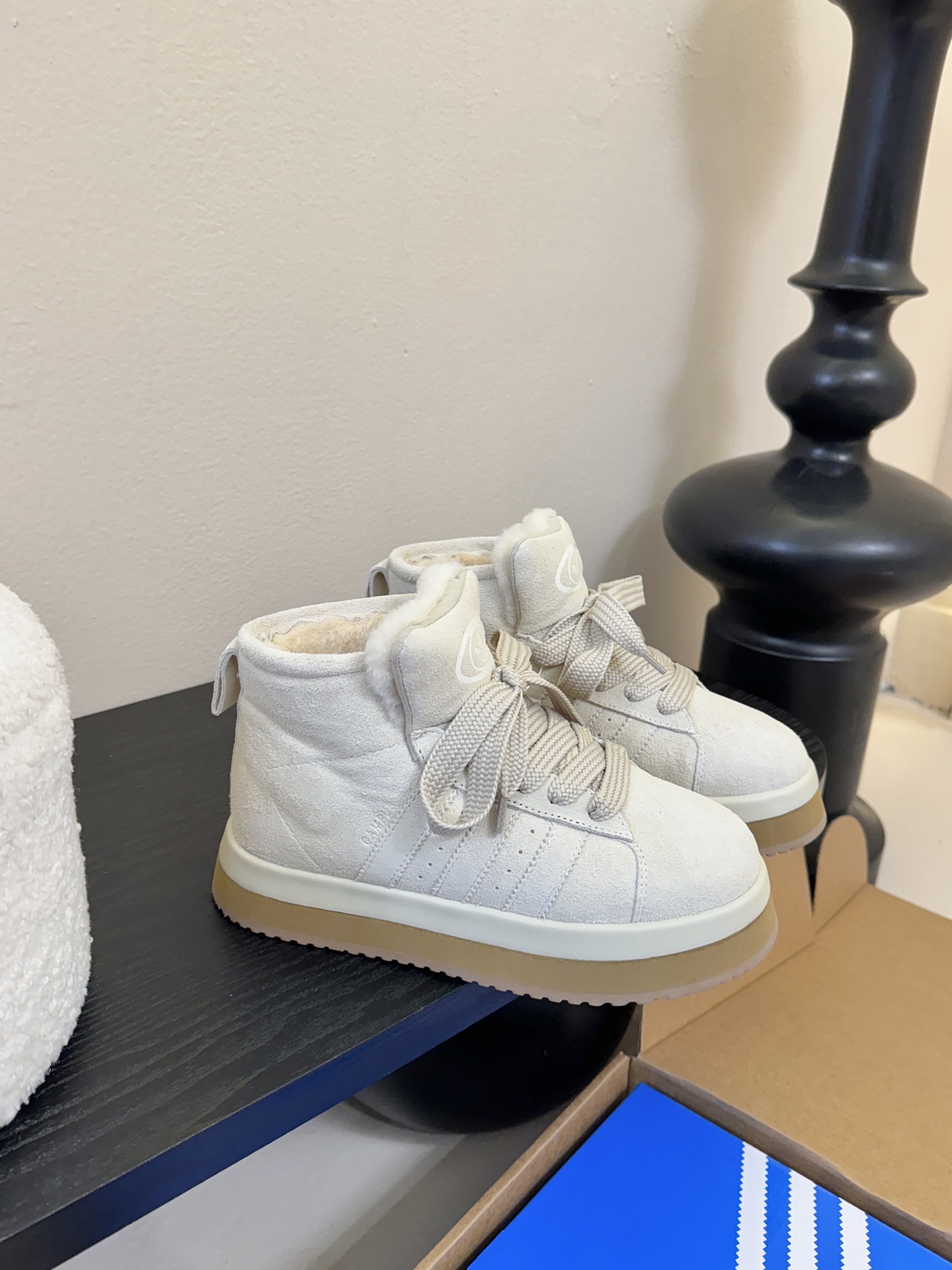 Adida*s 25ss 三叶草面包毛绒绒高帮鞋鞋面采用麂皮材质，质感细腻且耐磨；鞋内填充毛绒材质，保暖