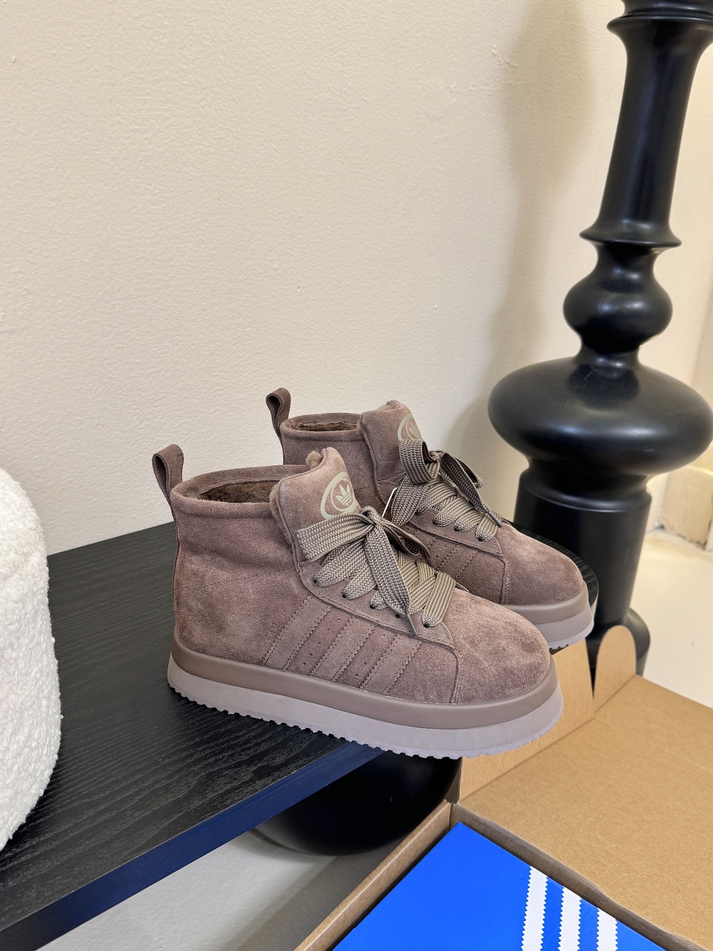 Adida*s 25ss 三叶草面包毛绒绒高帮鞋鞋面采用麂皮材质，质感细腻且耐磨；鞋内填充毛绒材质，保暖