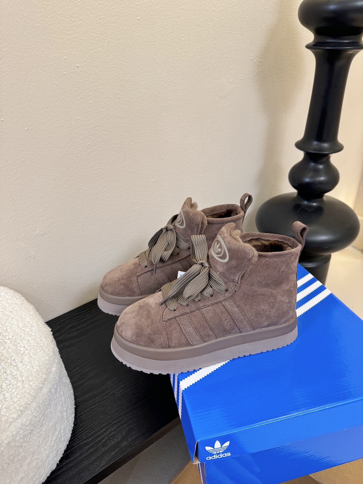 Adida*s 25ss 三叶草面包毛绒绒高帮鞋鞋面采用麂皮材质，质感细腻且耐磨；鞋内填充毛绒材质，保暖