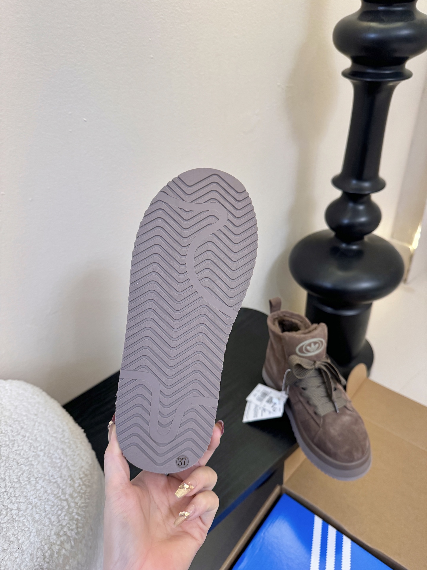 Adida*s 25ss 三叶草面包毛绒绒高帮鞋鞋面采用麂皮材质，质感细腻且耐磨；鞋内填充毛绒材质，保暖