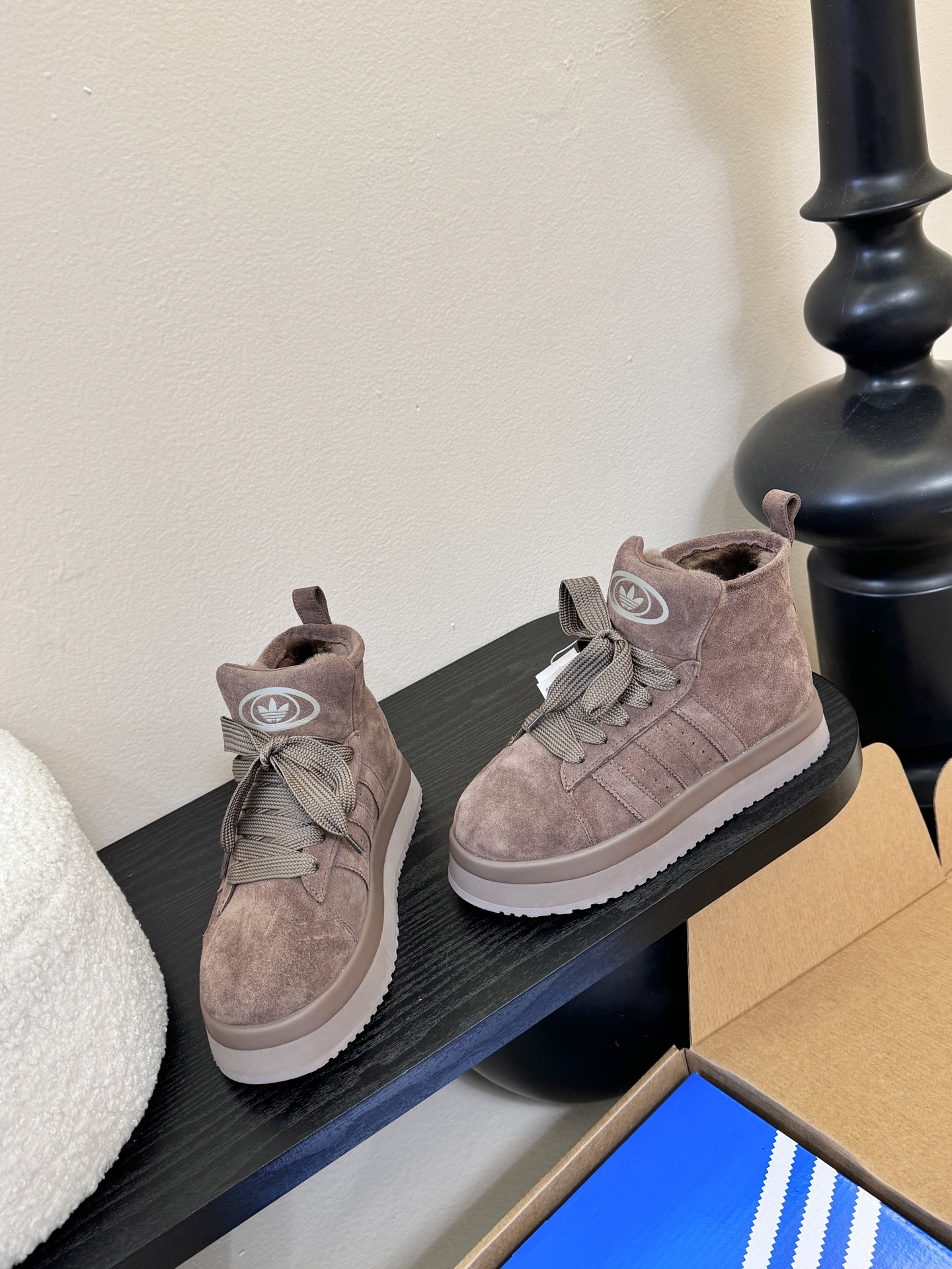 Adida*s 25ss 三叶草面包毛绒绒高帮鞋鞋面采用麂皮材质，质感细腻且耐磨；鞋内填充毛绒材质，保暖